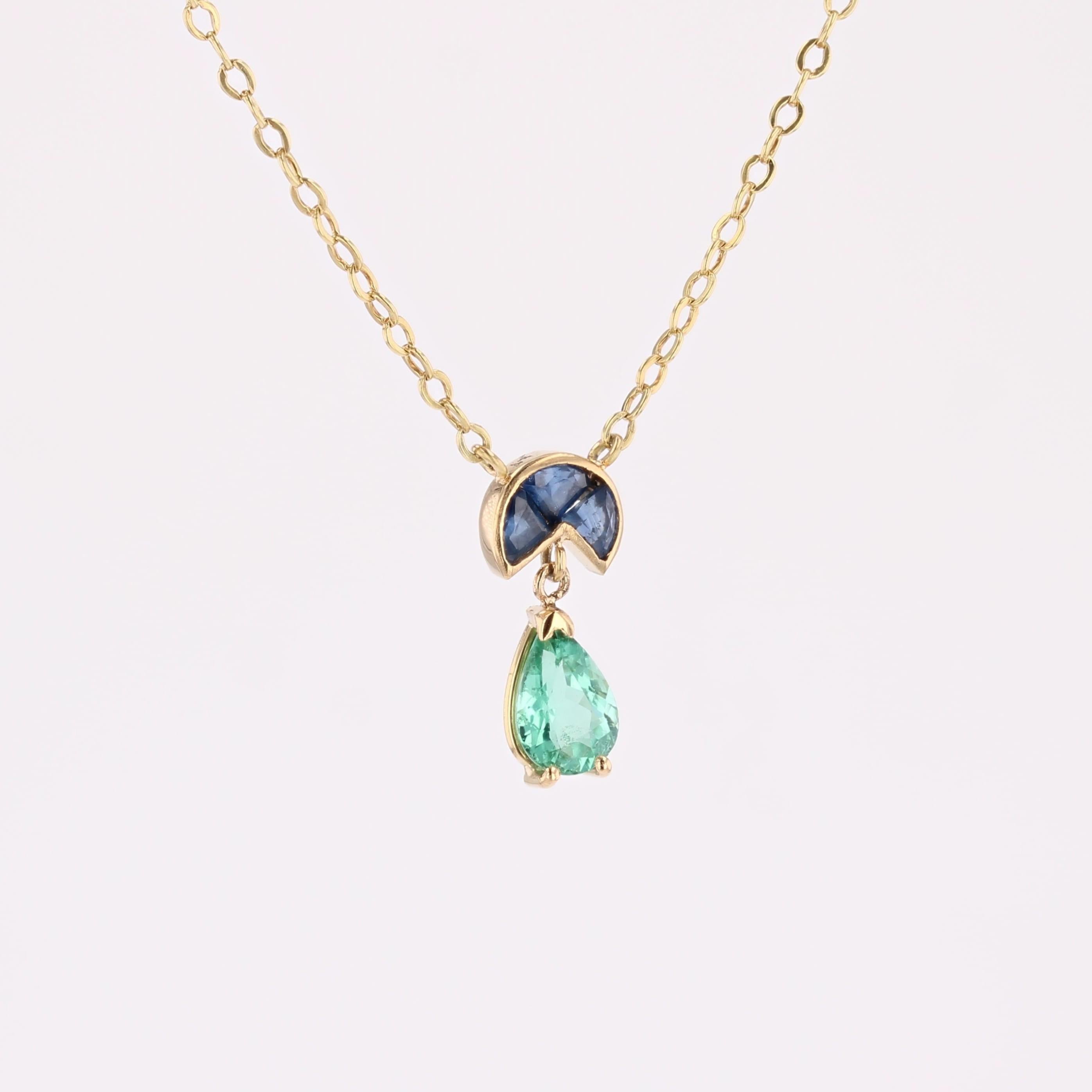 Baume Creation - Pièce unique.
Collier en or jaune 18 carats.
Ce charmant et lumineux pendentif en or jaune présente un motif serti en chaton de trois saphirs calibrés, avec une tourmaline Paraiba sertie en griffe pendante en dessous. Une chaîne
