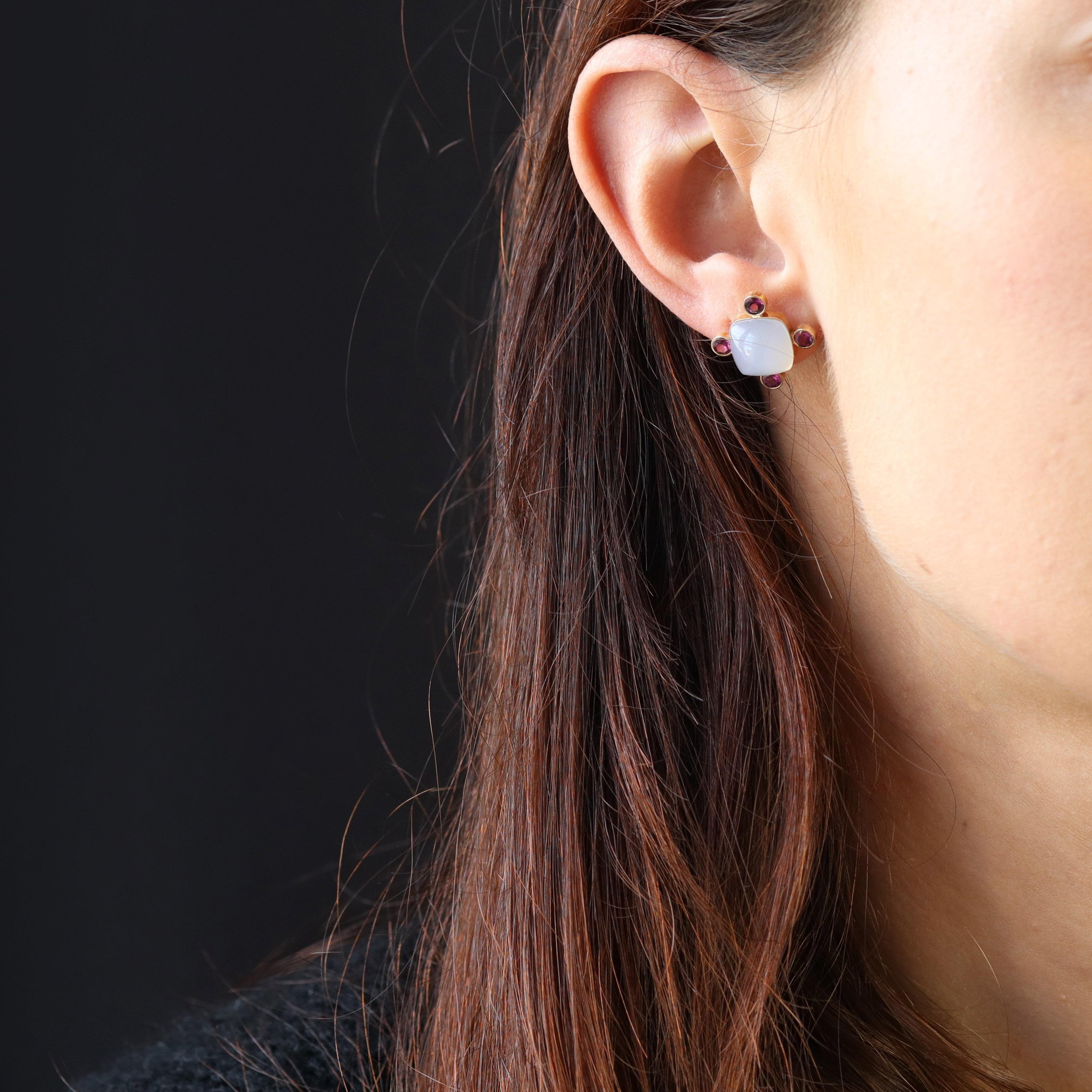 Baume Creation - Pièce unique.
Pour les oreilles percées.
Paire de boucles d'oreilles en or jaune 18 carats, poinçon tête d'aigle.
Ces élégantes boucles d'oreilles en or jaune présentent une calcédoine taillée en pain de sucre, sertie dans un chaton