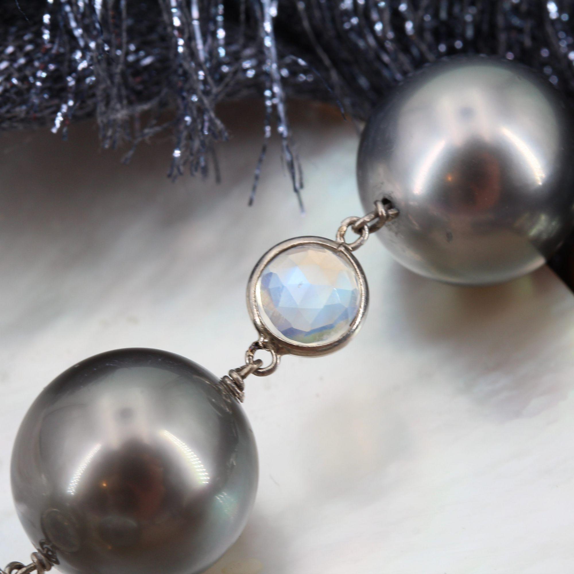 Baume Creation Collier en or blanc 18 carats avec perles de Tahiti et pierre de lune en vente 7