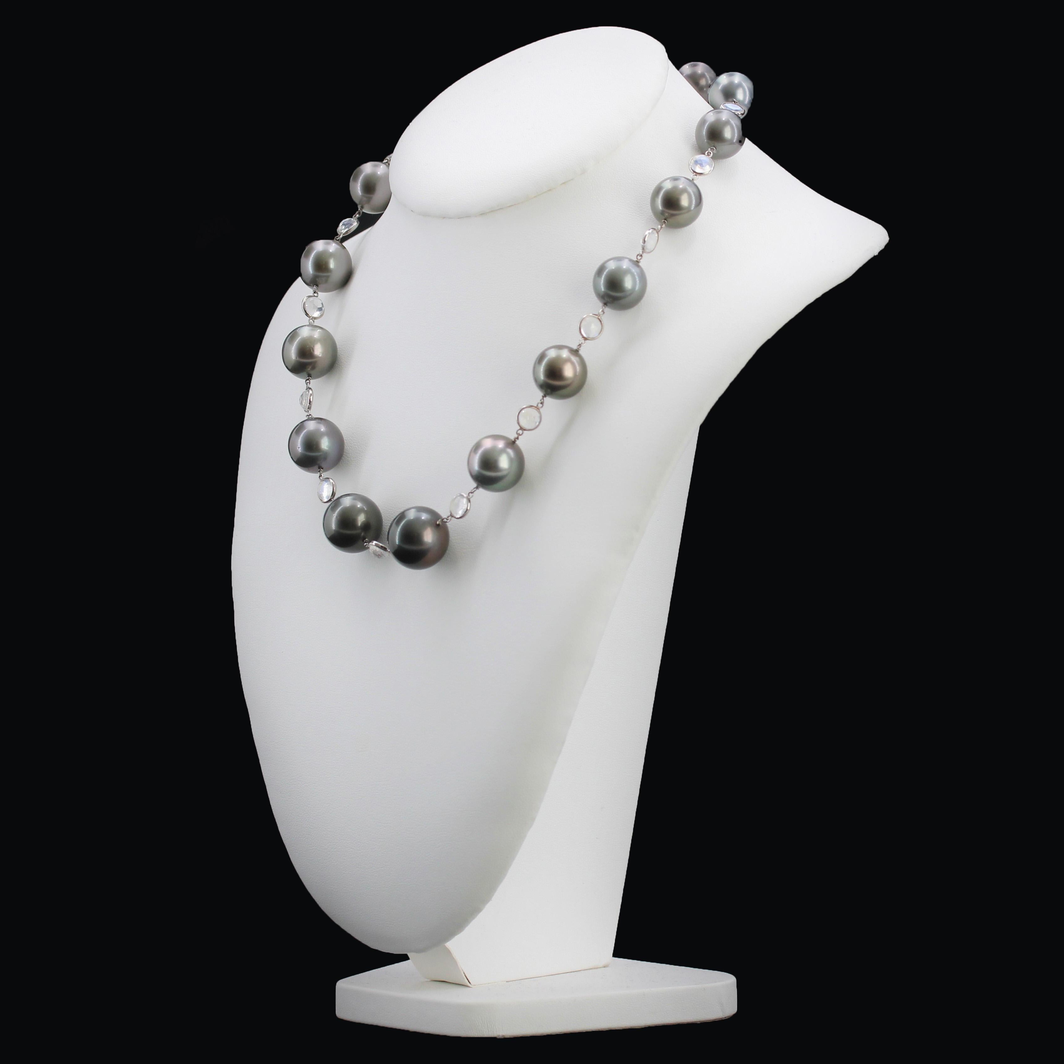 Baume Creation Collier en or blanc 18 carats avec perles de Tahiti et pierre de lune en vente 14