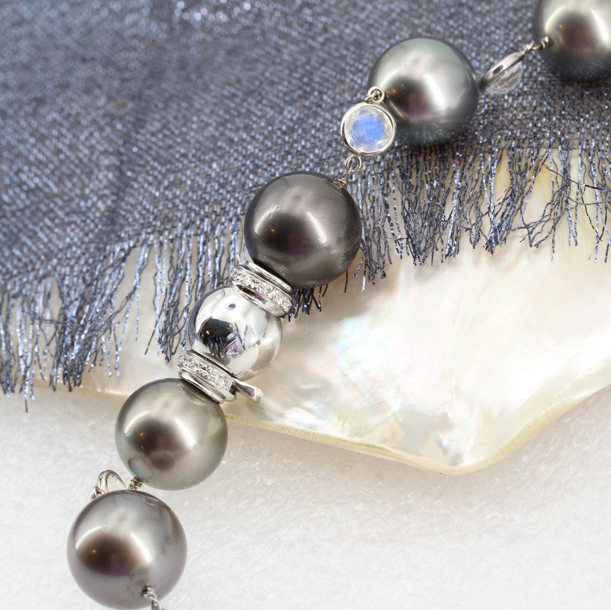 Perle Baume Creation Collier en or blanc 18 carats avec perles de Tahiti et pierre de lune en vente