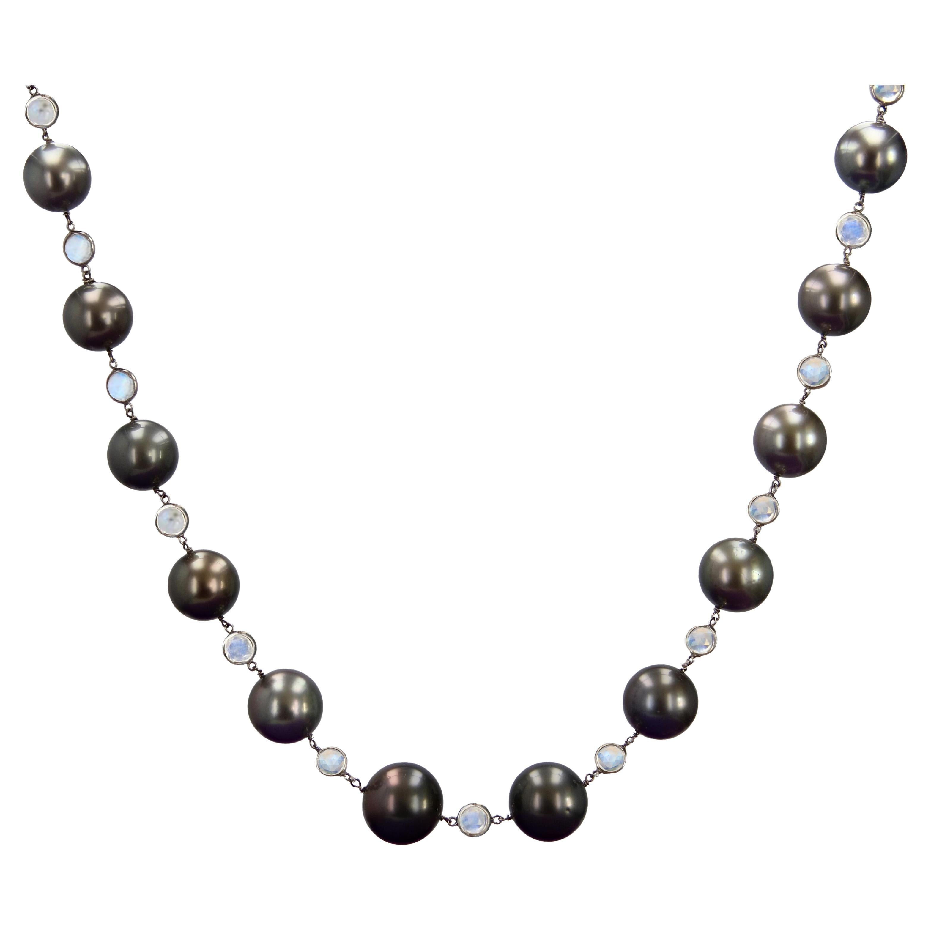 Baume Creation Tahiti-Perlen-Mondstein-Halskette aus 18 Karat Weigold