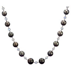 Baume Creation Tahiti-Perlen-Mondstein-Halskette aus 18 Karat Weigold
