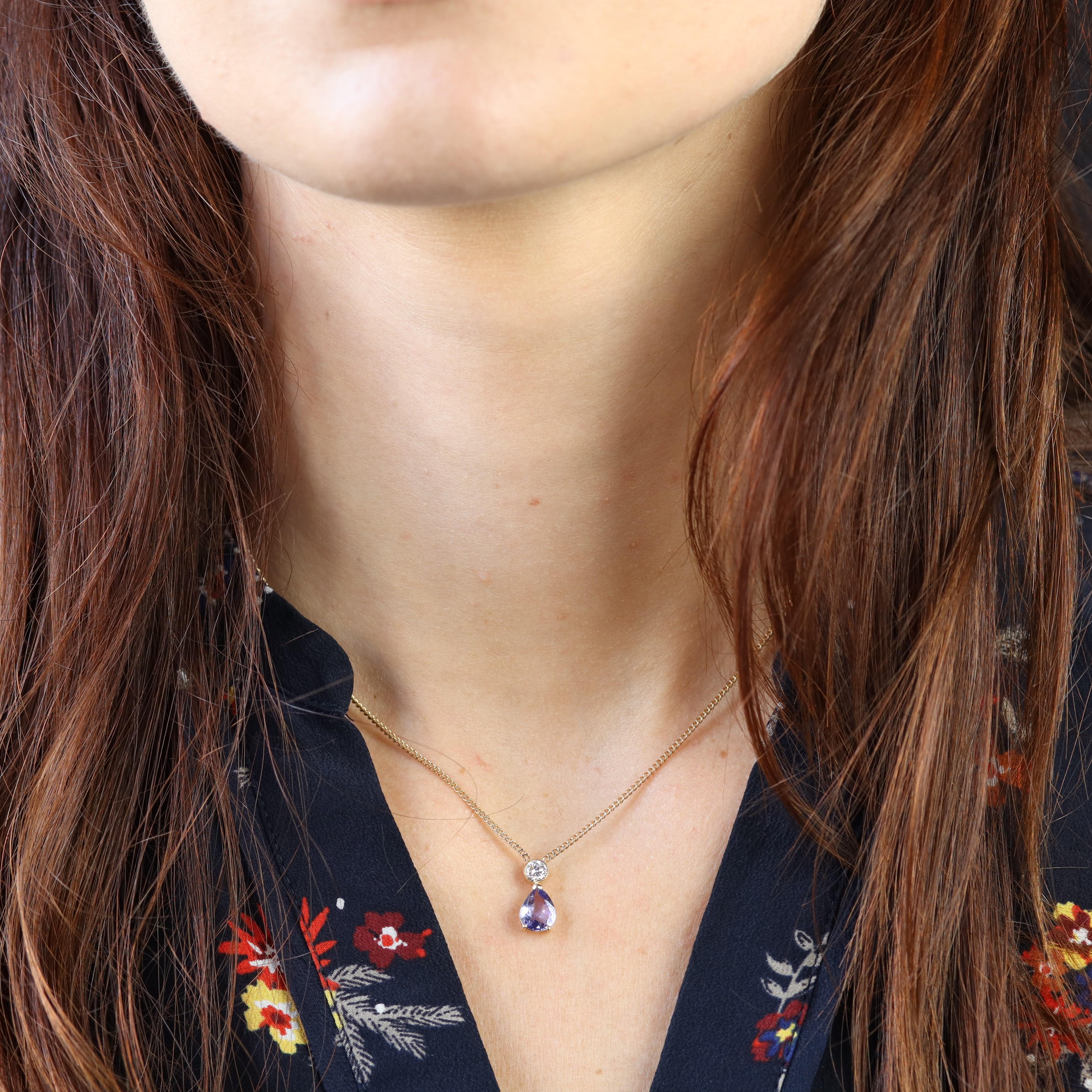 Baume Creation - Pièce unique.
Collier en or jaune 18 carats.
Ce charmant collier en or jaune se compose d'une délicate chaîne en forme de boucle et d'un fermoir à anneau à ressort. Sur le devant, la chaîne en or retient un motif composé d'un