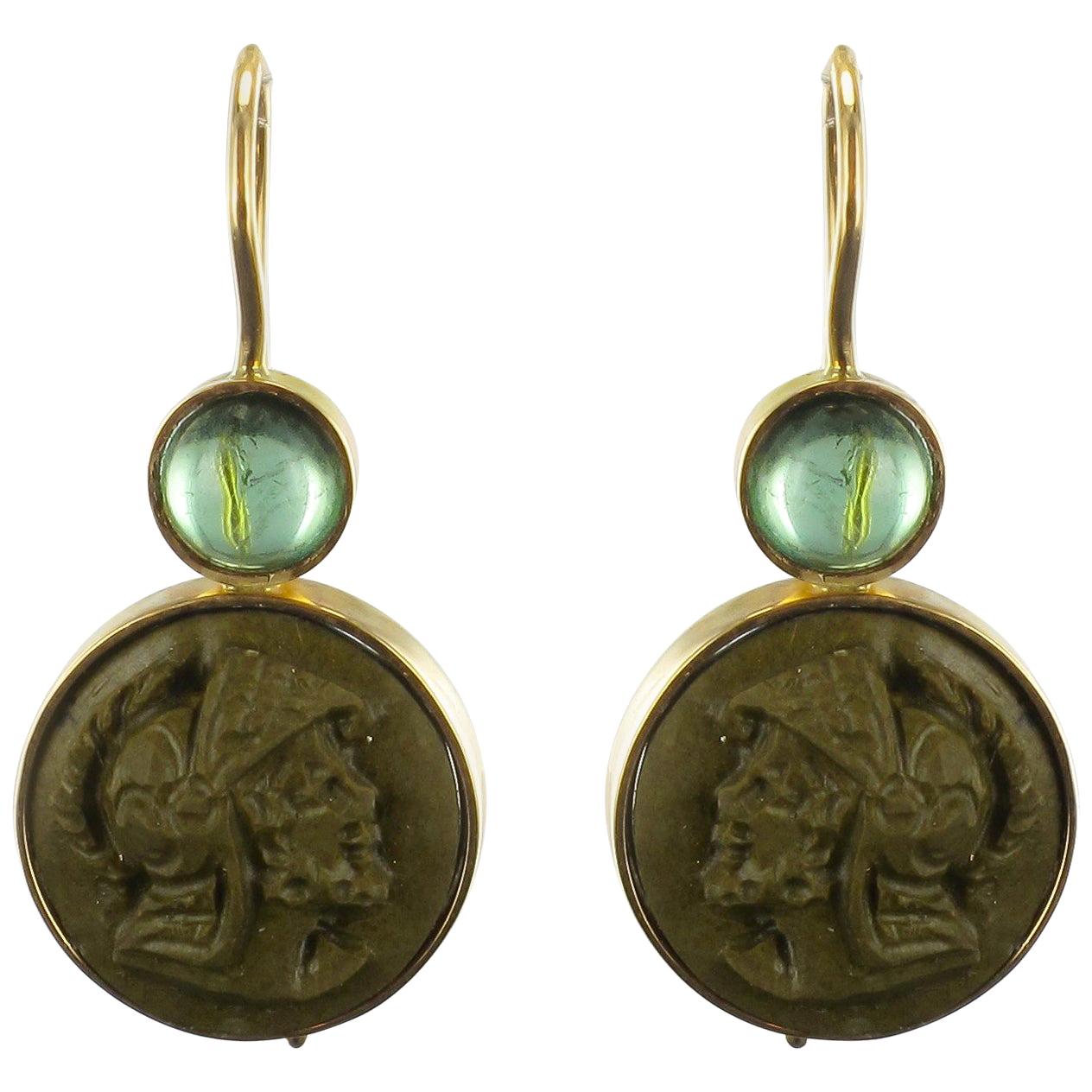 Boucles d'oreilles pendantes en or camée et pierre de lave tourmaline Baume Création en vente