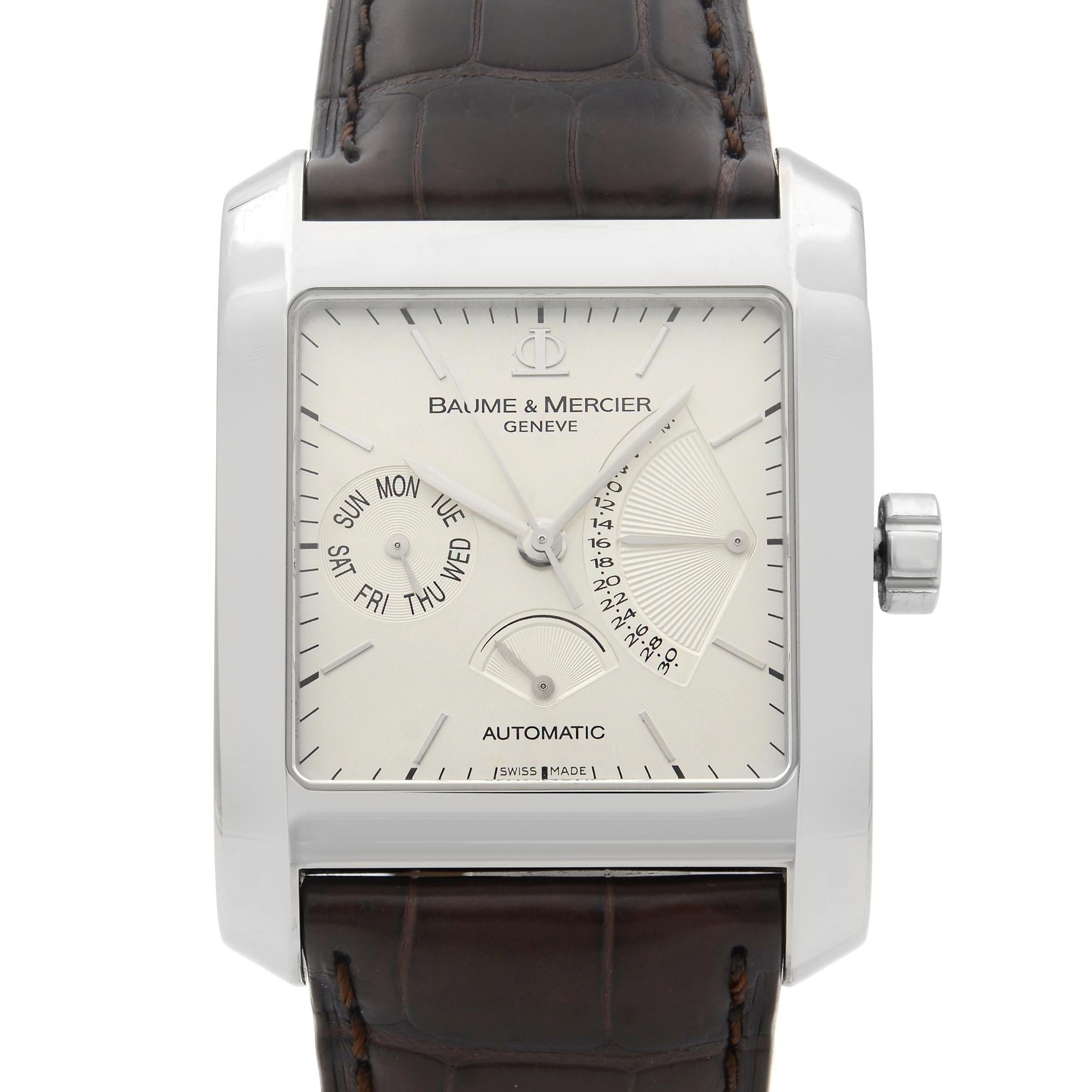 Cette Baume et Mercier Hampton 8757 d'occasion est une belle pièce d'horlogerie pour homme. Elle est animée par un mouvement mécanique (automatique) qui est logé dans un boîtier en acier inoxydable. Elle possède un cadran de forme carrée:: un jour
