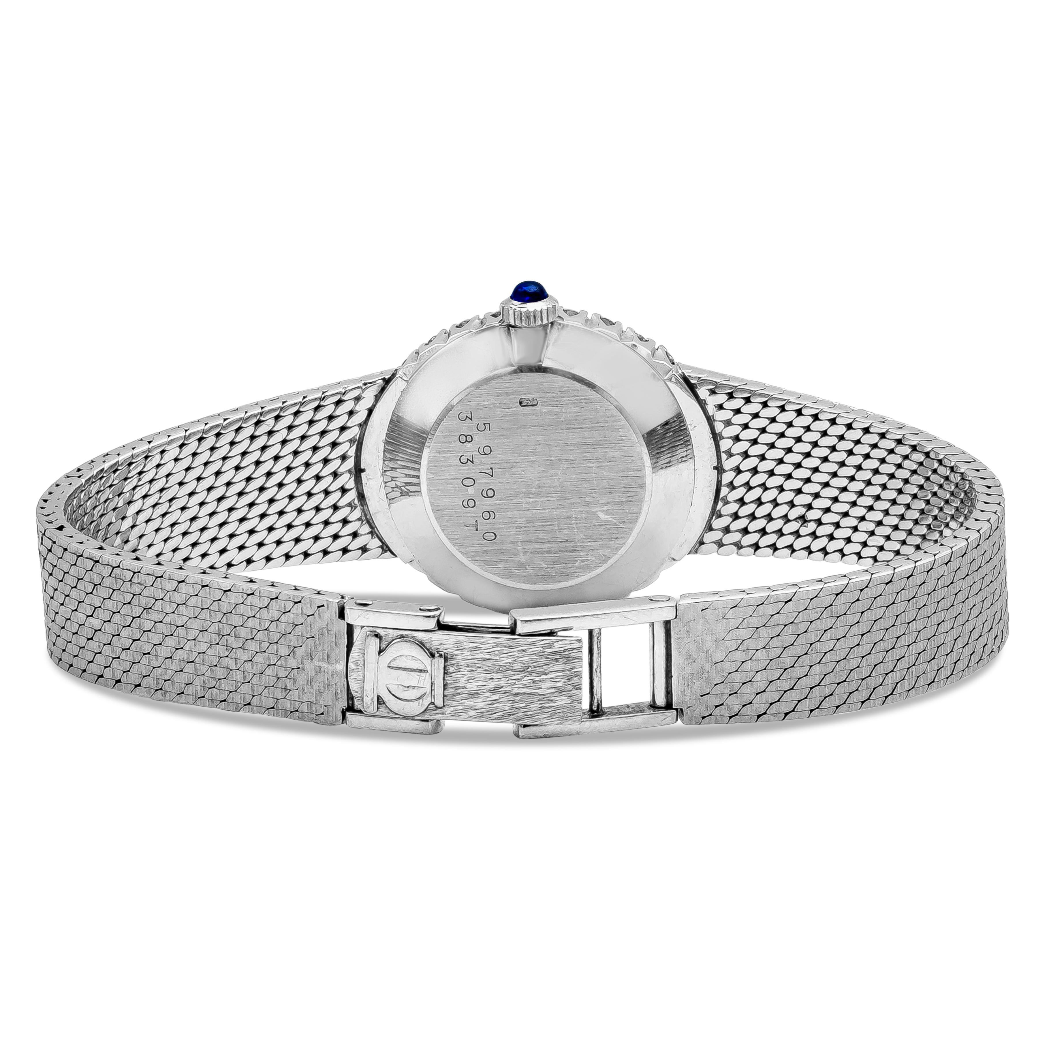 Art déco Baume et Mercier Montre ancienne pour femme avec lunette en diamant et couronne en saphir bleu en vente