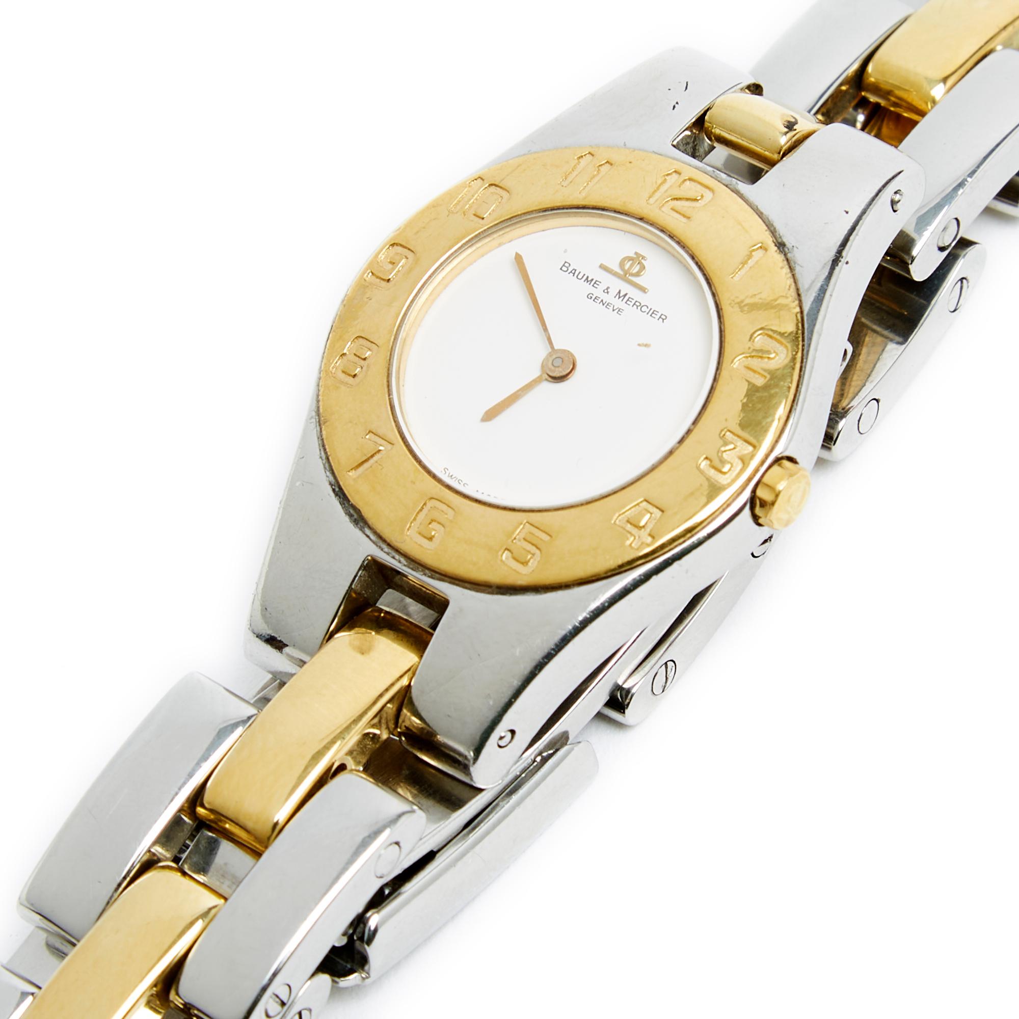 Baume & Mercier Linea Lady model watch in steel and gold-plated metal, quartz movement, white background, indexes on the bezel, steel and gold-plated rice grain mesh bracelet, folding clasp. Interior length of the watch 16 cm, case diameter 2.45 cm.