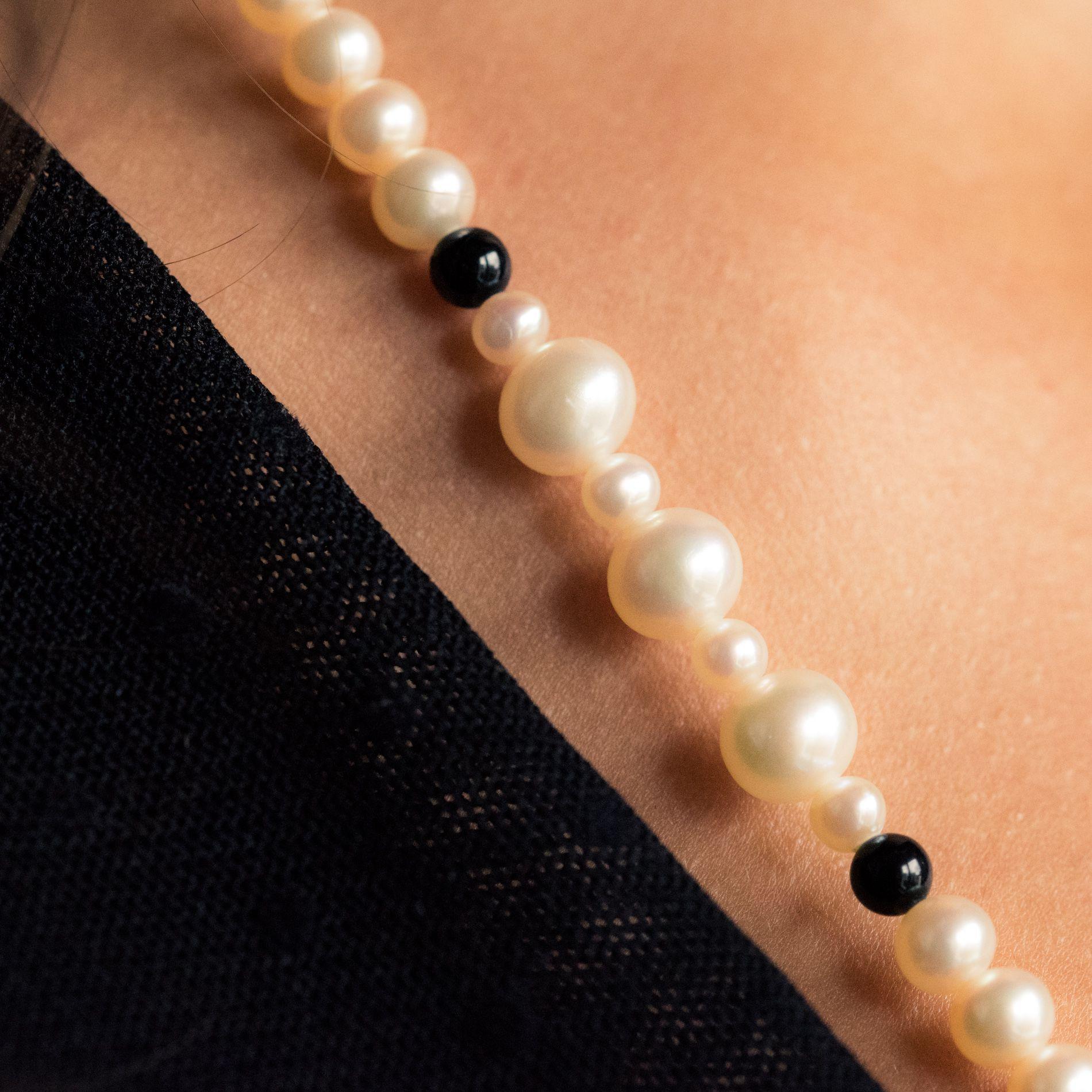 Baume Collier long de style Art Dco en perles d'onyx et meraudes en vente 7