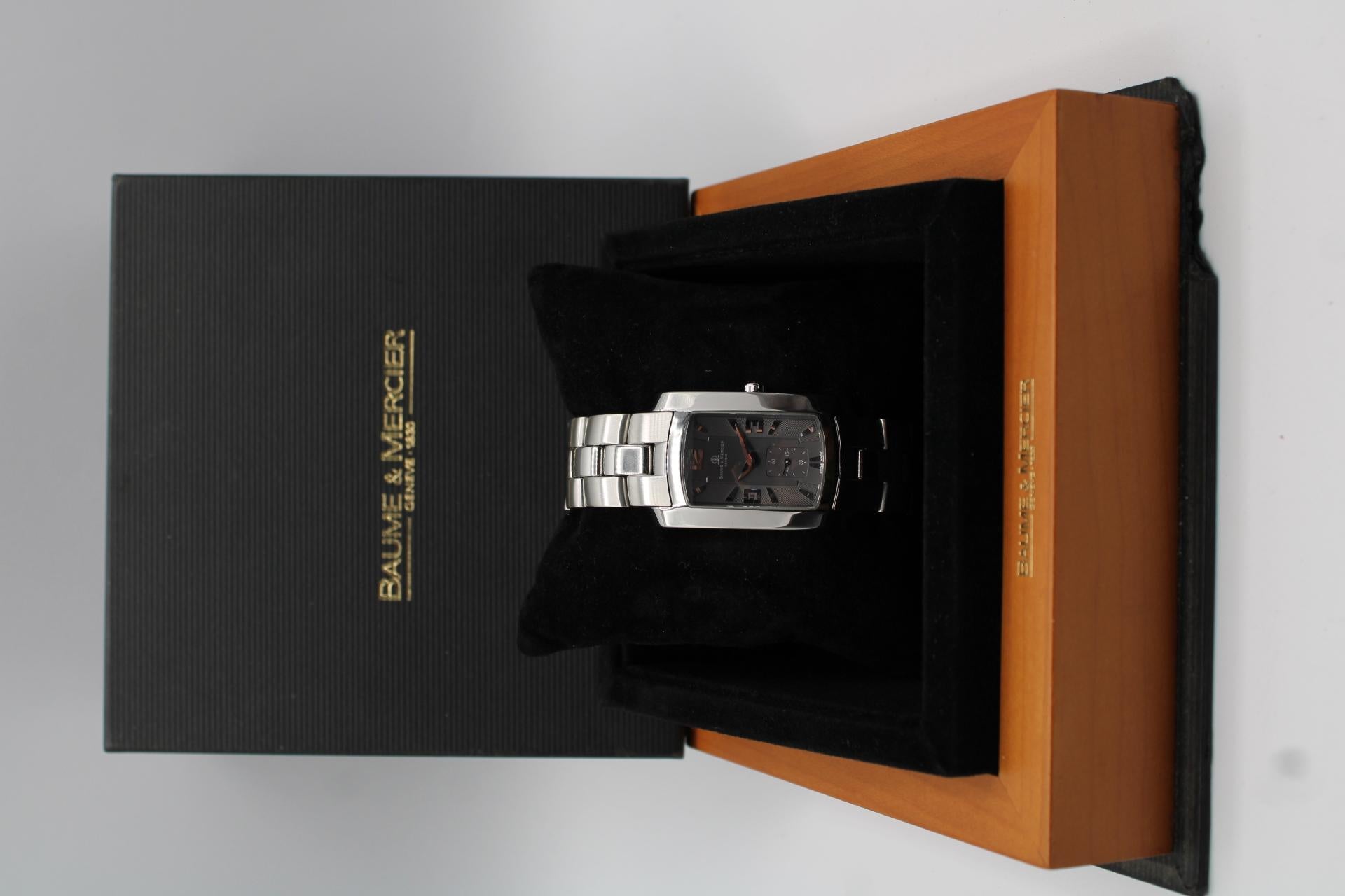 Ce Baume & Mercier Hamptons 65310 est un joli petit coffret, idéal pour un cadeau peut-être ? Polissage et changement de pile récents, elle est en condition exceptionnelle et fournie avec sa boîte et ses papiers datant de 2005.

Cadran argenté