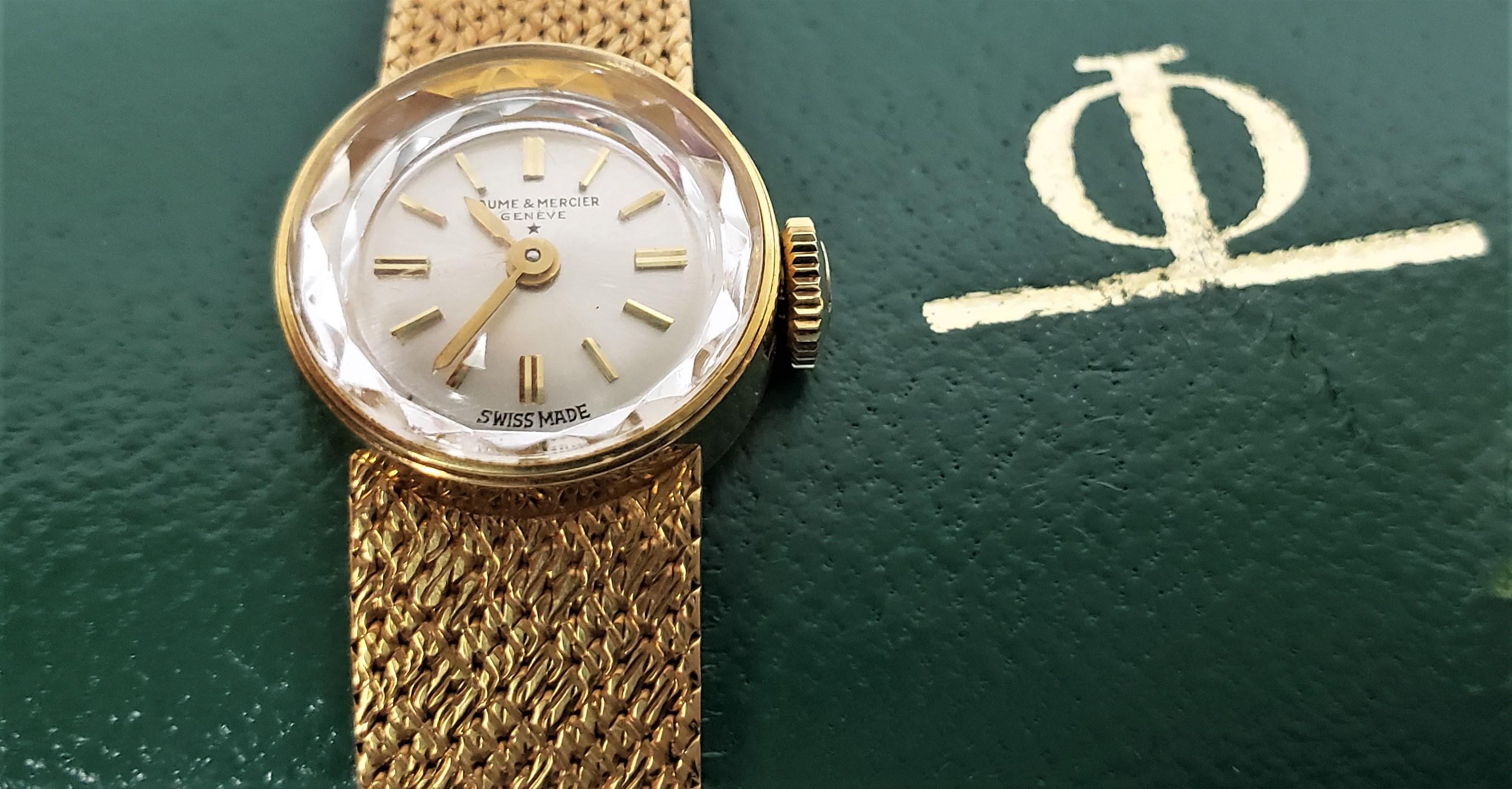 Machine-Made Baume Mercier 18 Karat Yellow Gold Ladies Wristwatch & Bracelet & Original Box For Sale