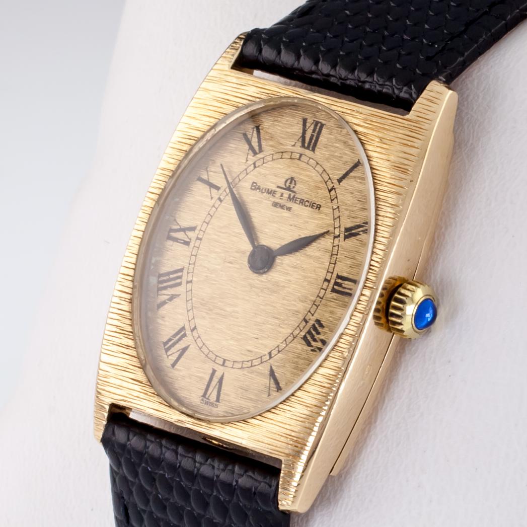 Baume & Mercier: 18 Karat Gold Tonneau Handgeflügelte Uhr mit schwarzem Lederband (Moderne) im Angebot