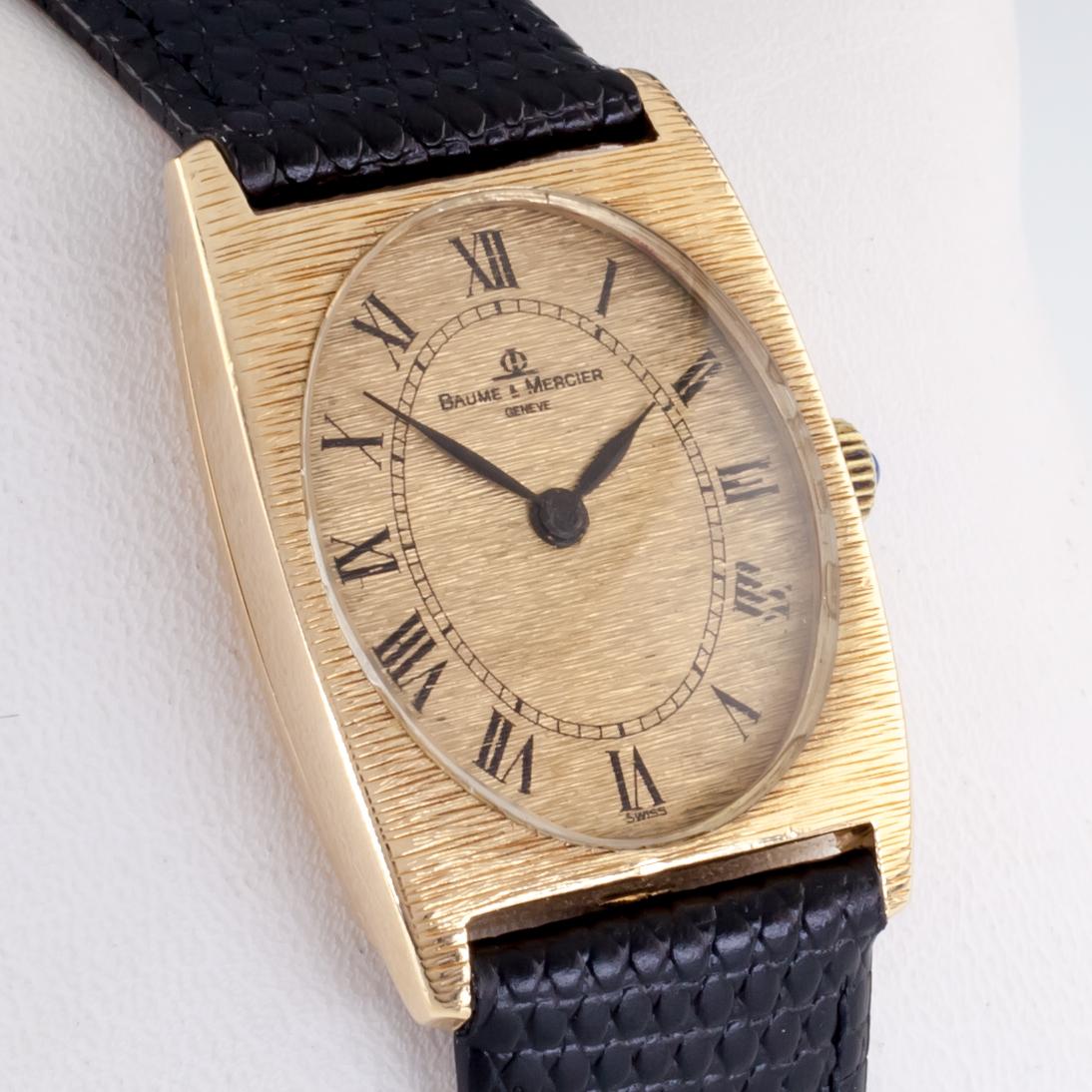 Baume & Mercier: 18 Karat Gold Tonneau Handgeflügelte Uhr mit schwarzem Lederband (Cabochon) im Angebot
