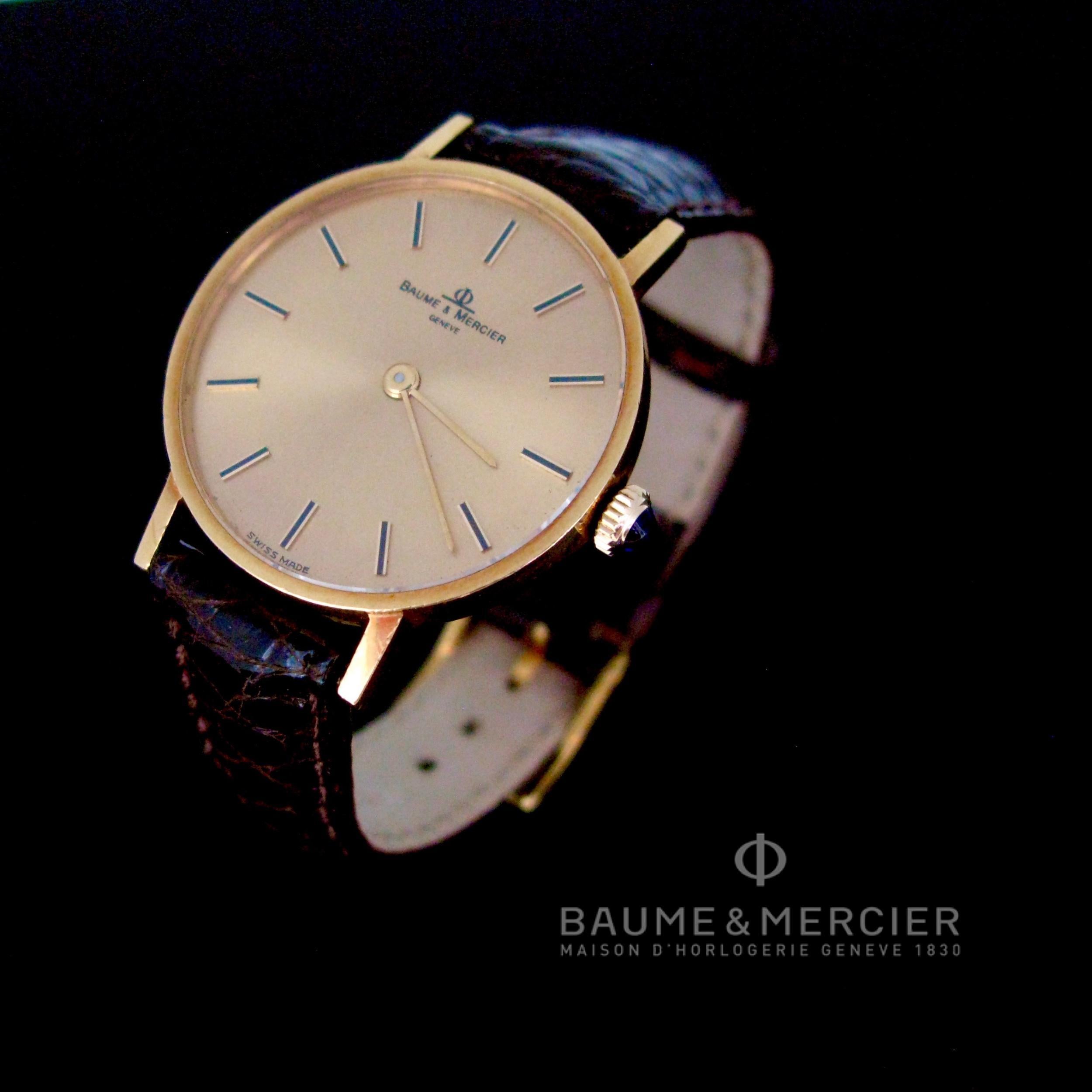 Cette montre Baume & Mercier 35121 est réalisée en or jaune 18 carats. Le mouvement est un calibre 1050 à remontage manuel. Il est en bon état et fonctionne parfaitement. Le bracelet est en cuir véritable. Il est livré avec sa boîte
