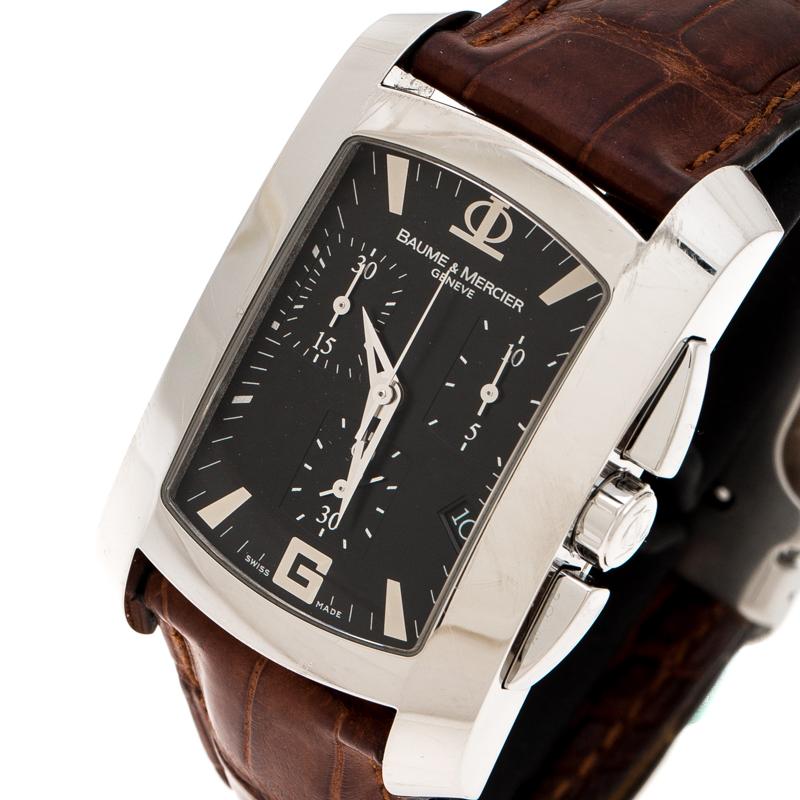 Laissez votre personnalité être redéfinie avec cette charmante montre Baume et Mercier Hampton. Fabriqué en acier inoxydable, son boîtier rectangulaire présente une lunette lisse entourant un cadran noir avec juste ce qu'il faut de brillance. Elle