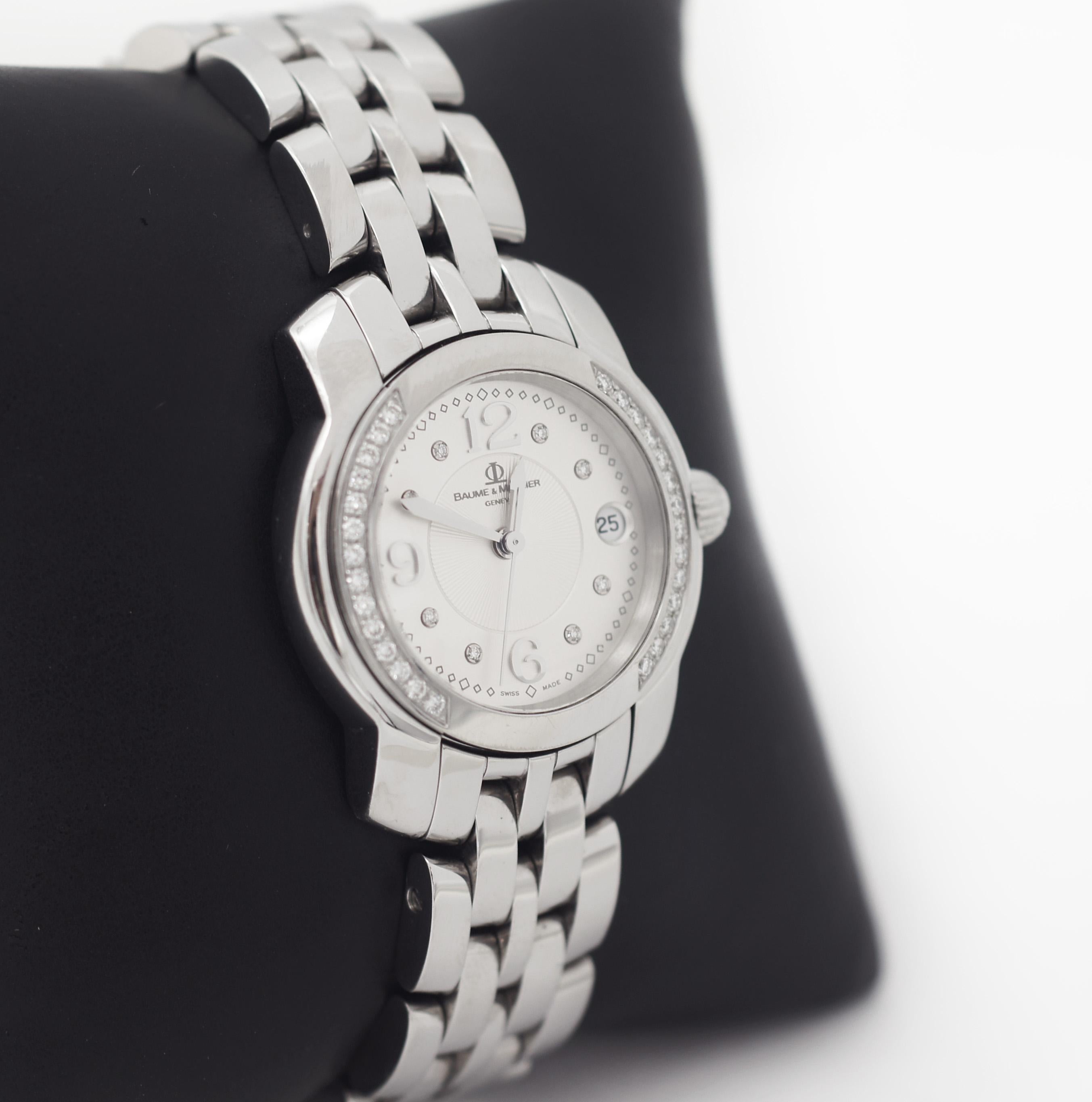 Baume & Mercier
Capeland
65383
Boîtier et bracelet en acier inoxydable
Environ 28 mm Boîtier
Lunette fixe à diamants
Cristal de saphir
Cadran argenté avec marqueurs argentés et diamants
Aiguilles des heures, des minutes et des secondes
Guichet de la