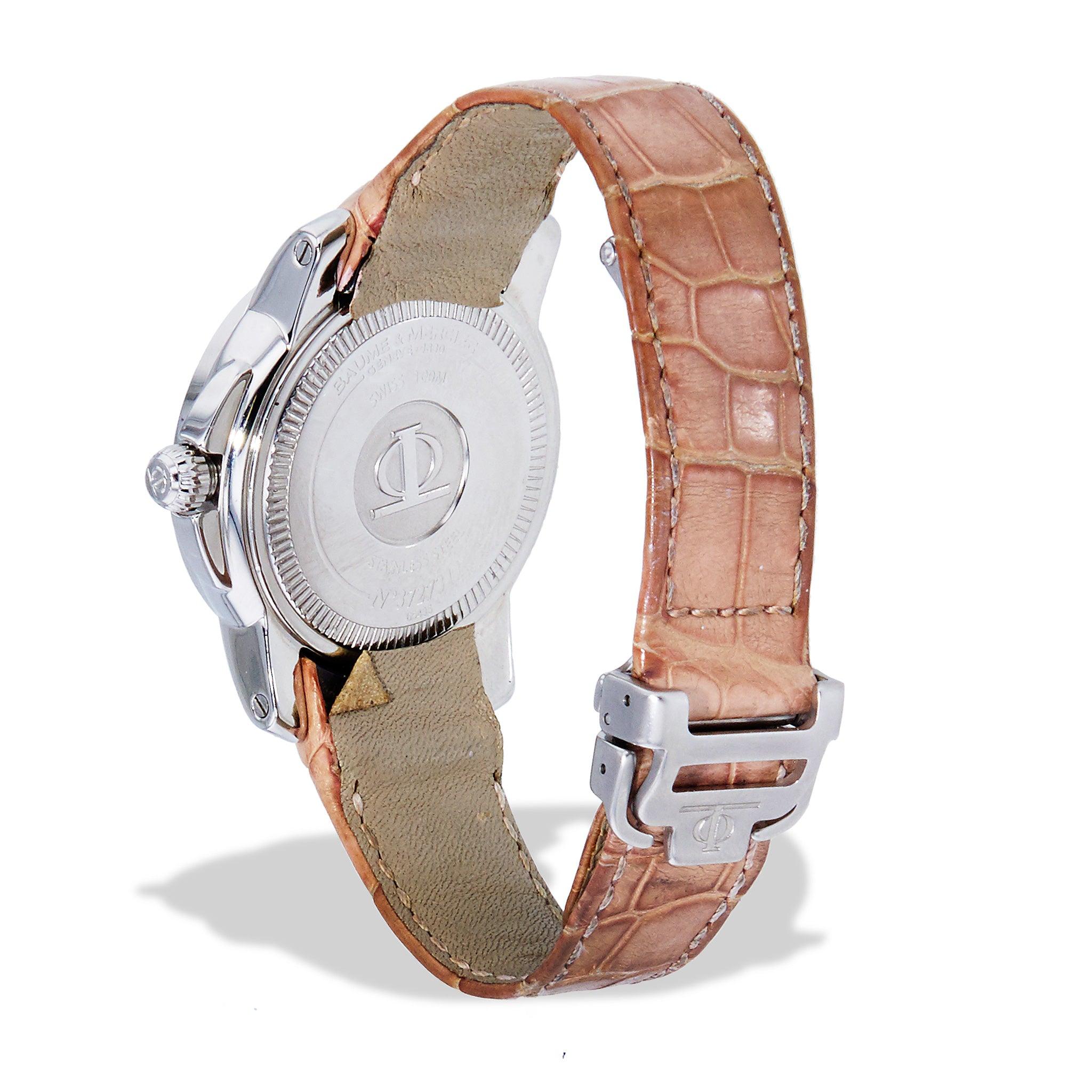 Cette montre iconique Capeland 65435 de Baume & Mercier est une combinaison parfaite d'élégance intemporelle et de luxe moderne. Le garde-temps de la Collection Sal est doté d'une remarquable lunette en nacre et diamants, d'un bracelet en cuir
