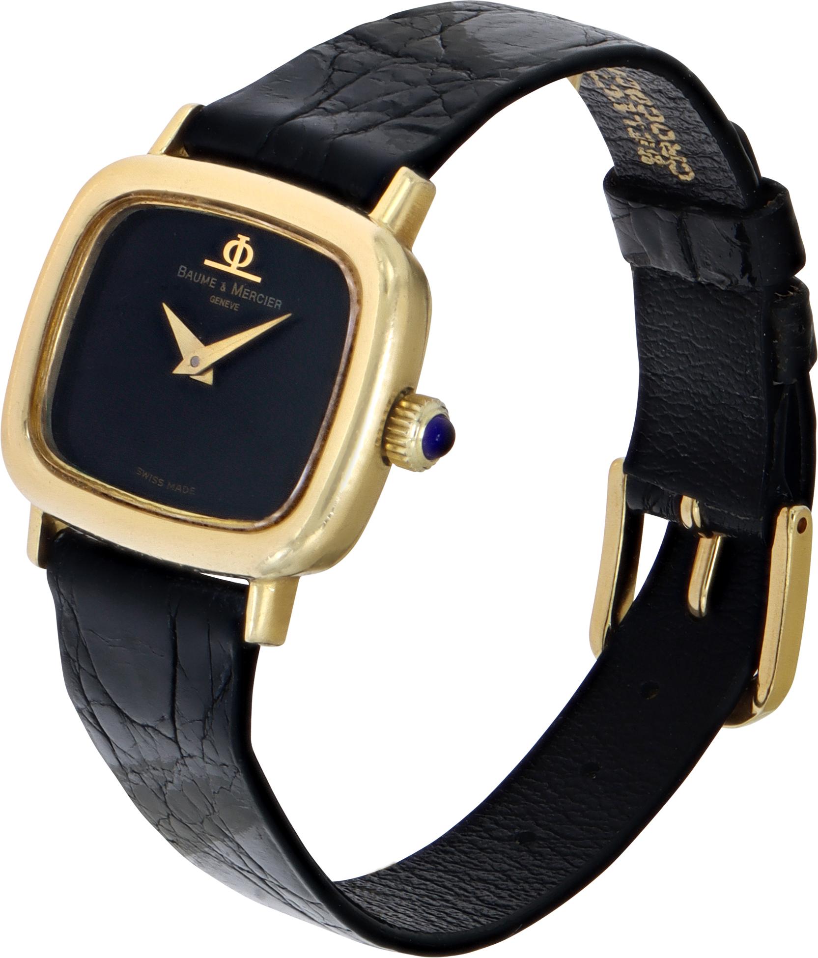 Baume & Mercier Classic en or jaune 18 carats sur un bracelet en cuir noir avec un cadran noir. Manuel. Longueur de 26 mm (d'une patte à l'autre) et largeur de 23,5 mm. Ref 794892.avec papiers. Montre Baume & Mercier d'occasion.

 La montre Baume &