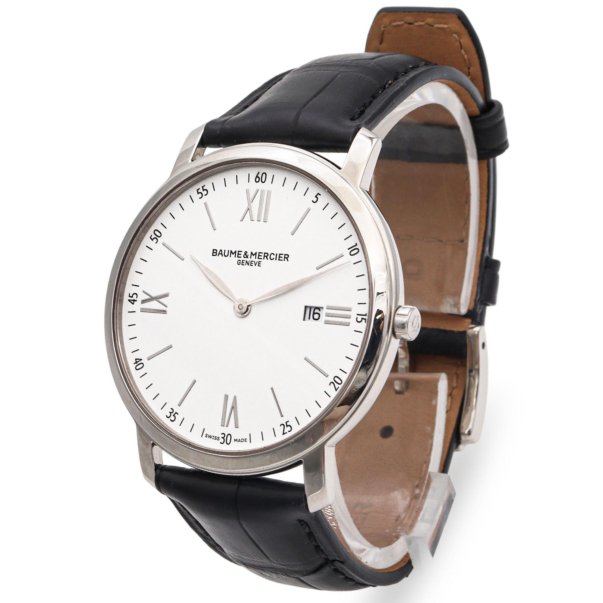 Raffinato e senza tempo, questo orologio da uomo Baume & Mercier 65735 incarna la classica eleganza svizzera con un fascino contemporaneo. La cassa in acciaio inossidabile lucido incornicia un quadrante bianco e nitido, con indici neri a numeri