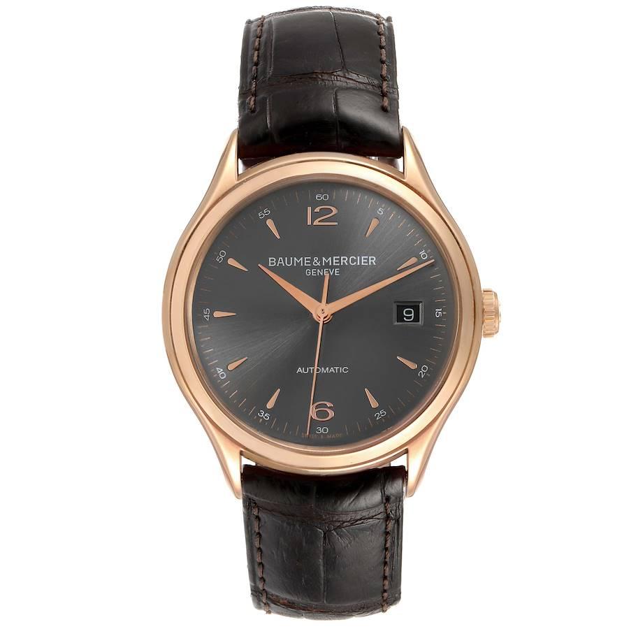 Baume Mercier Clifton Montre pour homme en or rose 18k à cadran gris 10059. Mouvement automatique à remontage automatique. Boîtier en or rose 18k de 39,0 mm de diamètre. Fond de boîtier en verre saphir d'exposition. . Verre saphir résistant aux