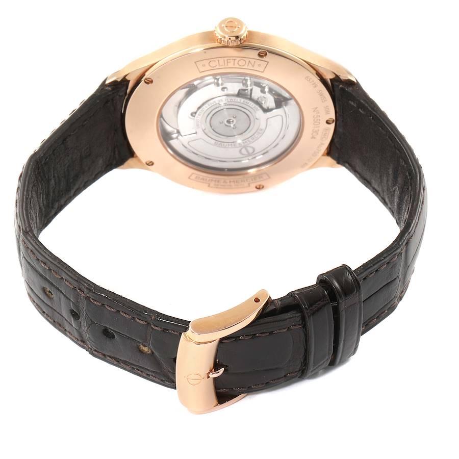 Baume Mercier Montre pour homme Clifton en or rose 18 carats avec cadran gris 10059 en vente 1