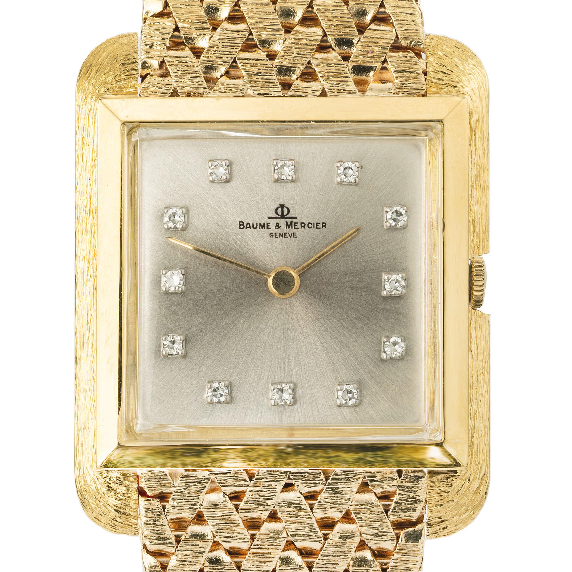 El reloj de pulsera Baume & Mercier 1950 de oro amarillo de 18 quilates con textura cuadrada de diamantes es una exquisita sinfonía de lujoso diseño y meticulosa artesanía. Su seductora caja de oro amarillo, enriquecida con un acabado texturizado,