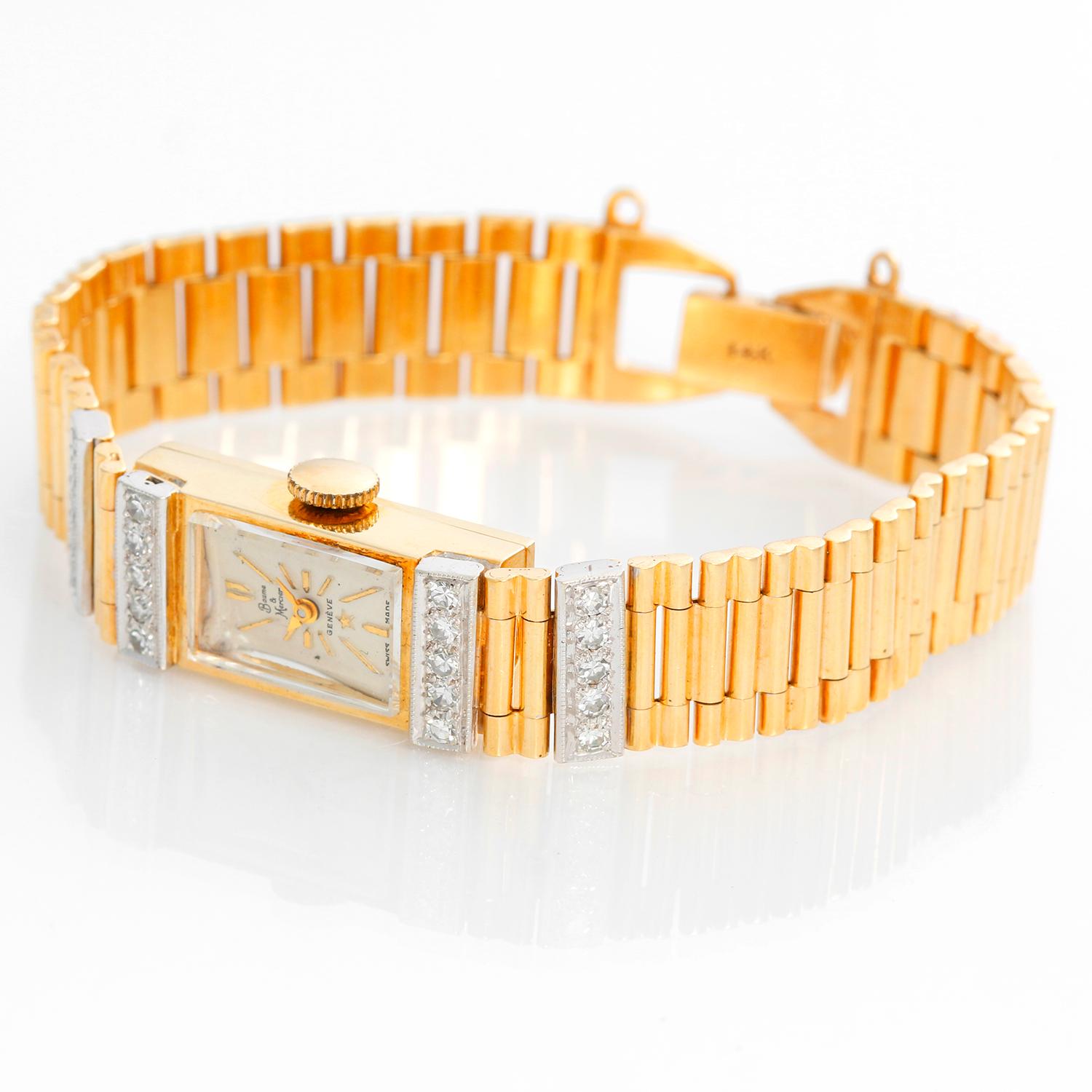 Baume & Mercier Damen 14k Gelbgold & Diamant Uhr -  Handaufzug; Uhrwerk mit 17 Juwelen. Gehäuse aus 14 Karat Gelbgold, mit 2 Stegen mit je 5 Diamanten, gefasst in Weißgold, auf beiden Seiten (11m x 22mm). Elfenbeinfarbenes Zifferblatt mit goldenen