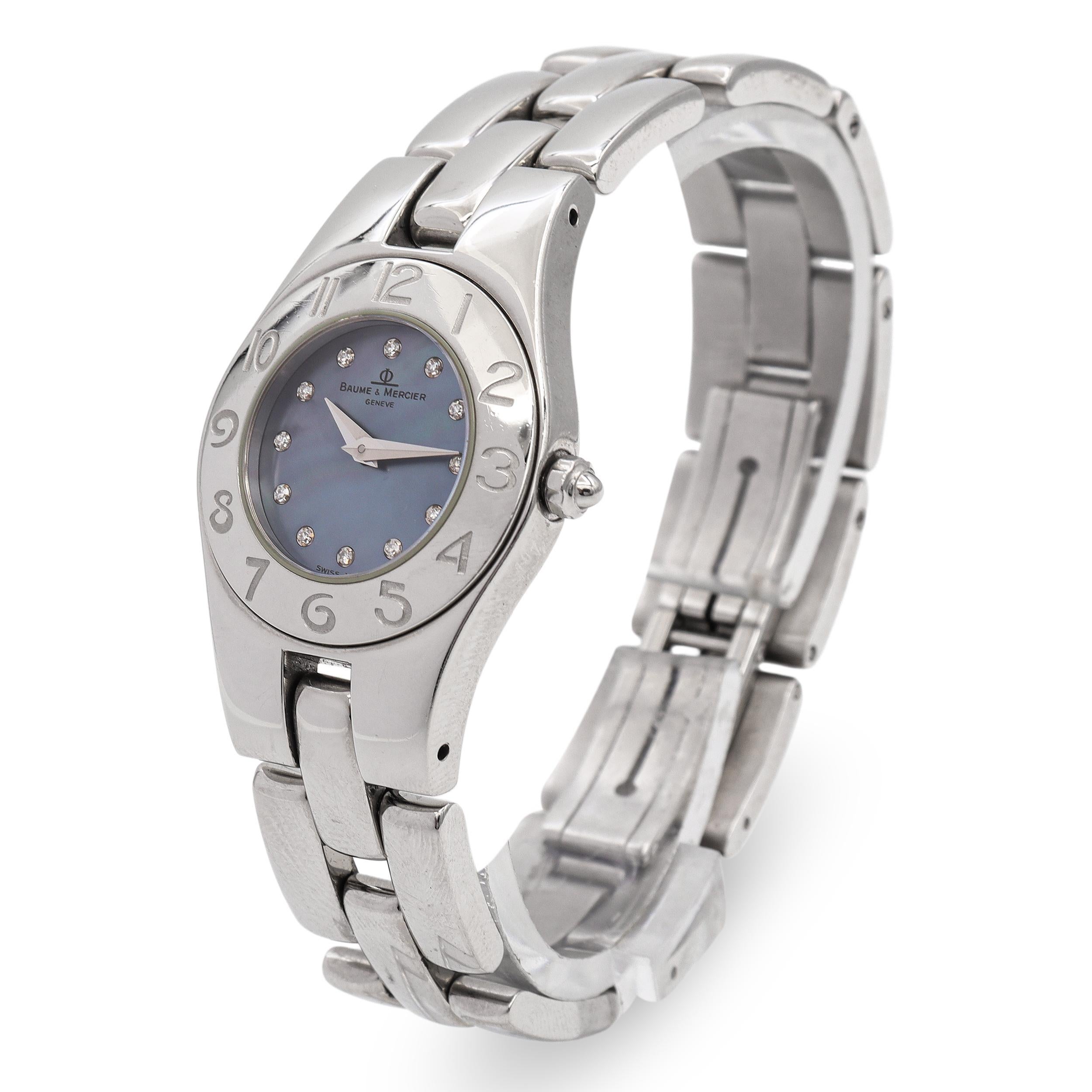 Elegante orologio da polso Baume & Mercier Linea, referenza 65305, con cassa e bracciale in acciaio inossidabile lucido e lunetta arrotondata incisa con numeri arabi. Il luminoso quadrante in madreperla blu è impreziosito da indici di diamanti e