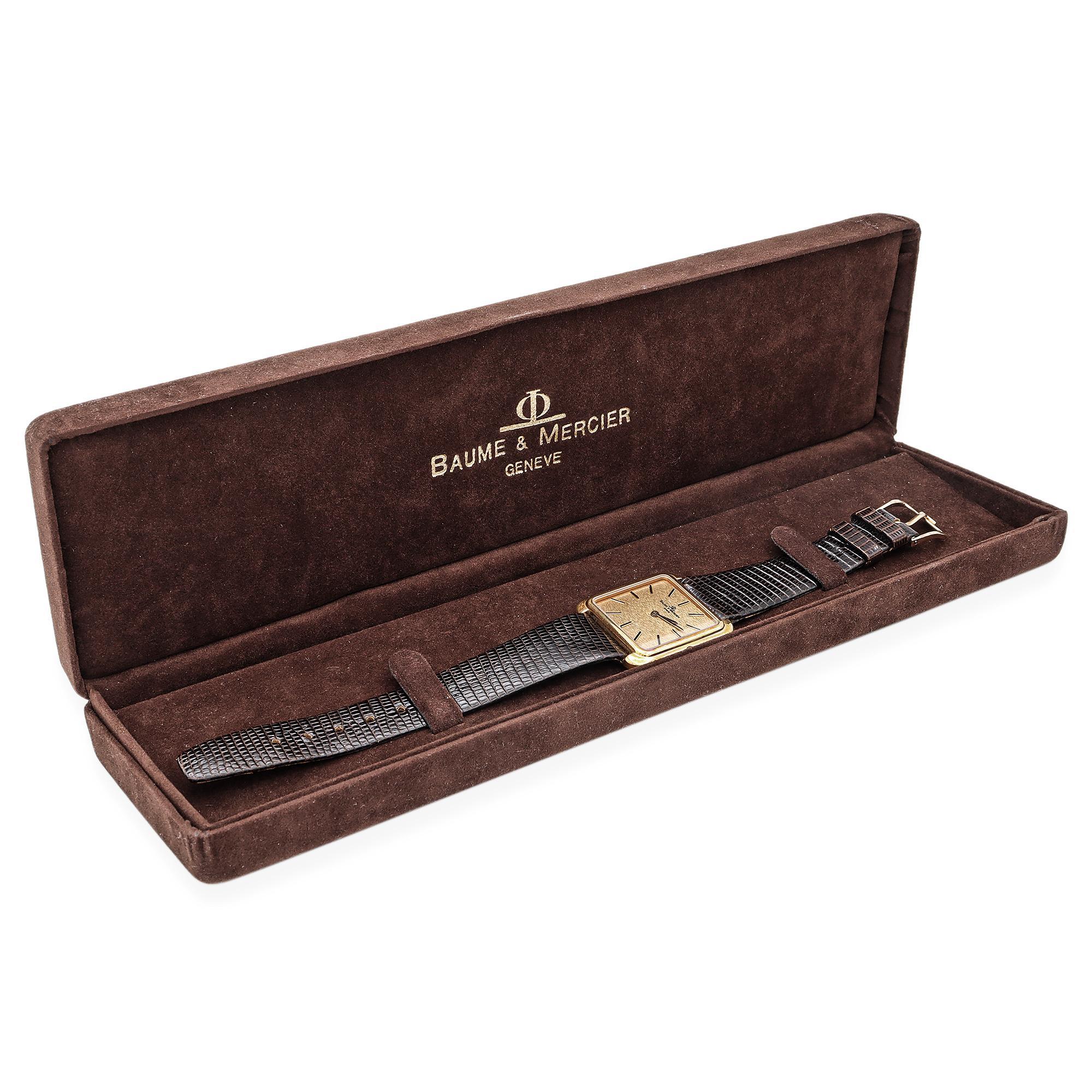 Ein bemerkenswerter Zeitmesser von Baume & Mercier.

Das quadratische Gehäuse aus 18 Karat Gold mit gebürstetem Finish verleiht dieser exquisiten Uhr eine raffinierte Eleganz. Das minimalistische Zifferblatt mit den schlanken Indexen und Zeigern