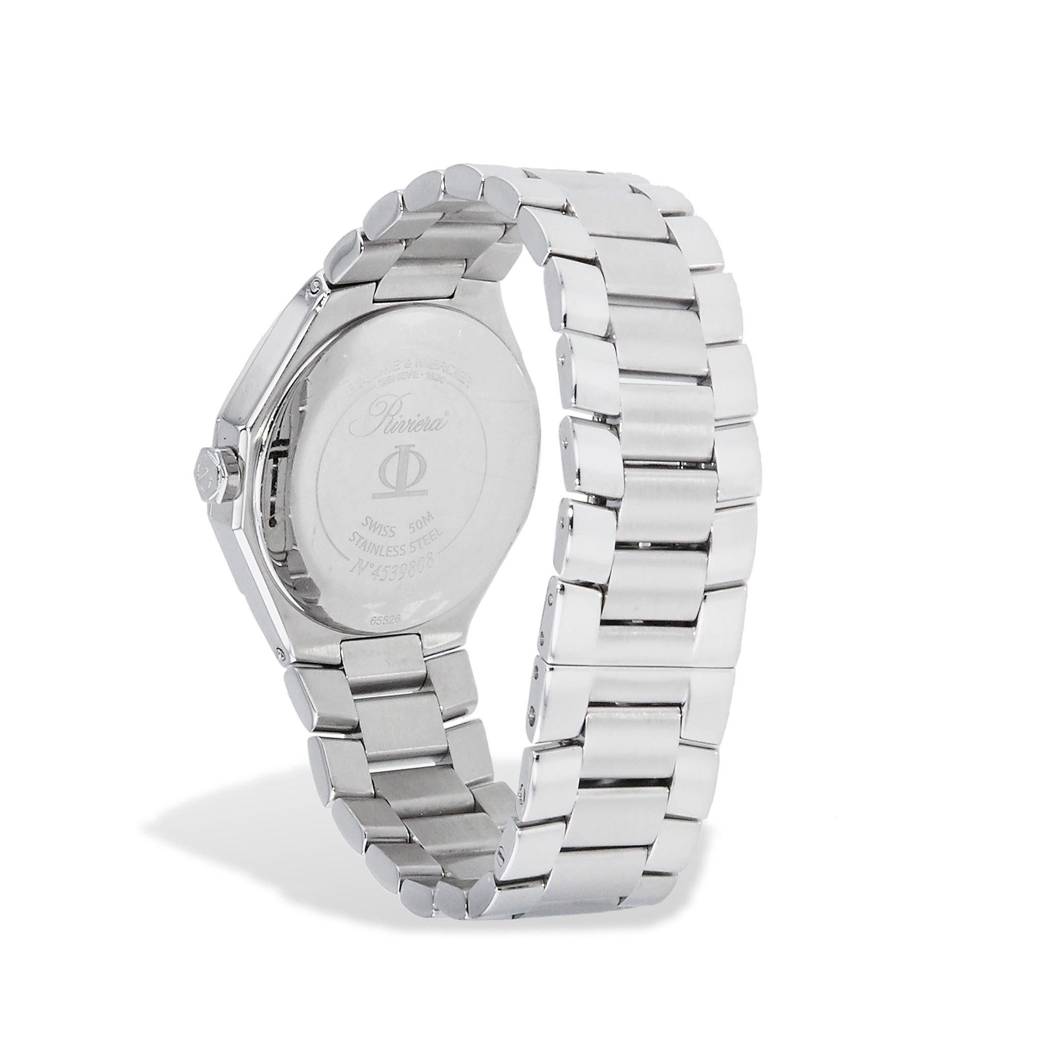 Die Estate Collection Baume & Mercier Riviera Watch, Modell 65526, verfügt über eine Lünette aus Perlmutt und Diamanten, kratzfestes Saphirglas, eine Edelstahlkonstruktion und ein Quarzwerk.
 
Estate Collection Baume & Mercier Riviera Uhr.
Modell