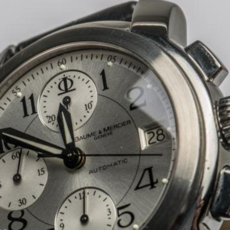 Con un design elegante e finiture brillanti, questo orologio da polso Baume & Mercier Capeland può essere il tuo orologio di tutti i giorni. L'elegante quadrante argentato crea un interessante contrasto con la cassa e la lunetta uniformi in acciaio