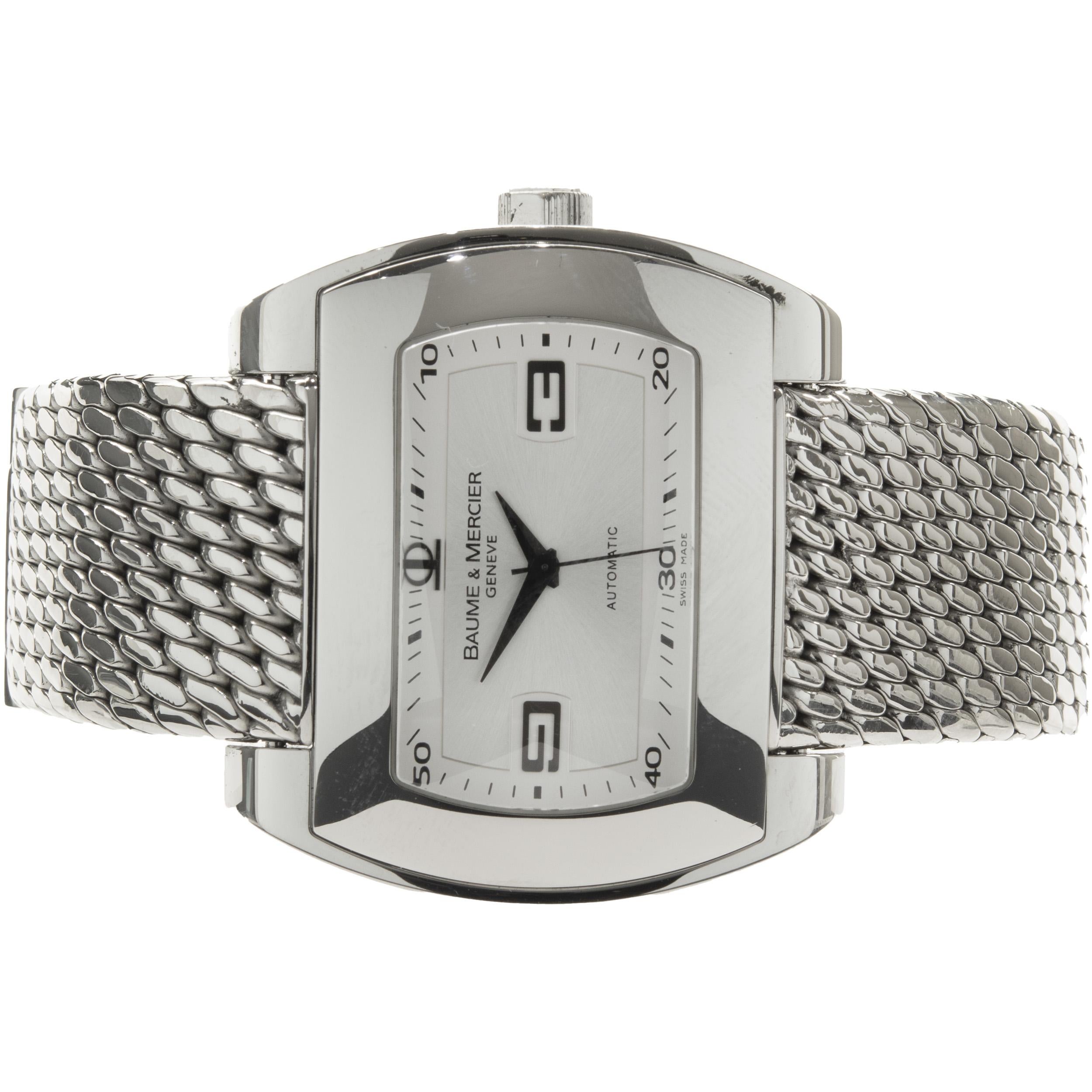 Uhrwerk: automatisch
Funktion: Stunden, Minuten, Sekunden
Gehäuse: 42mm rechteckiges Gehäuse, glatte Lünette, Push/Pull-Krone
Band: Baume & Mercier Edelstahl-Mesh-Armband, Faltschließe
Zifferblatt: Silberstab / arabisch
Seriennummer