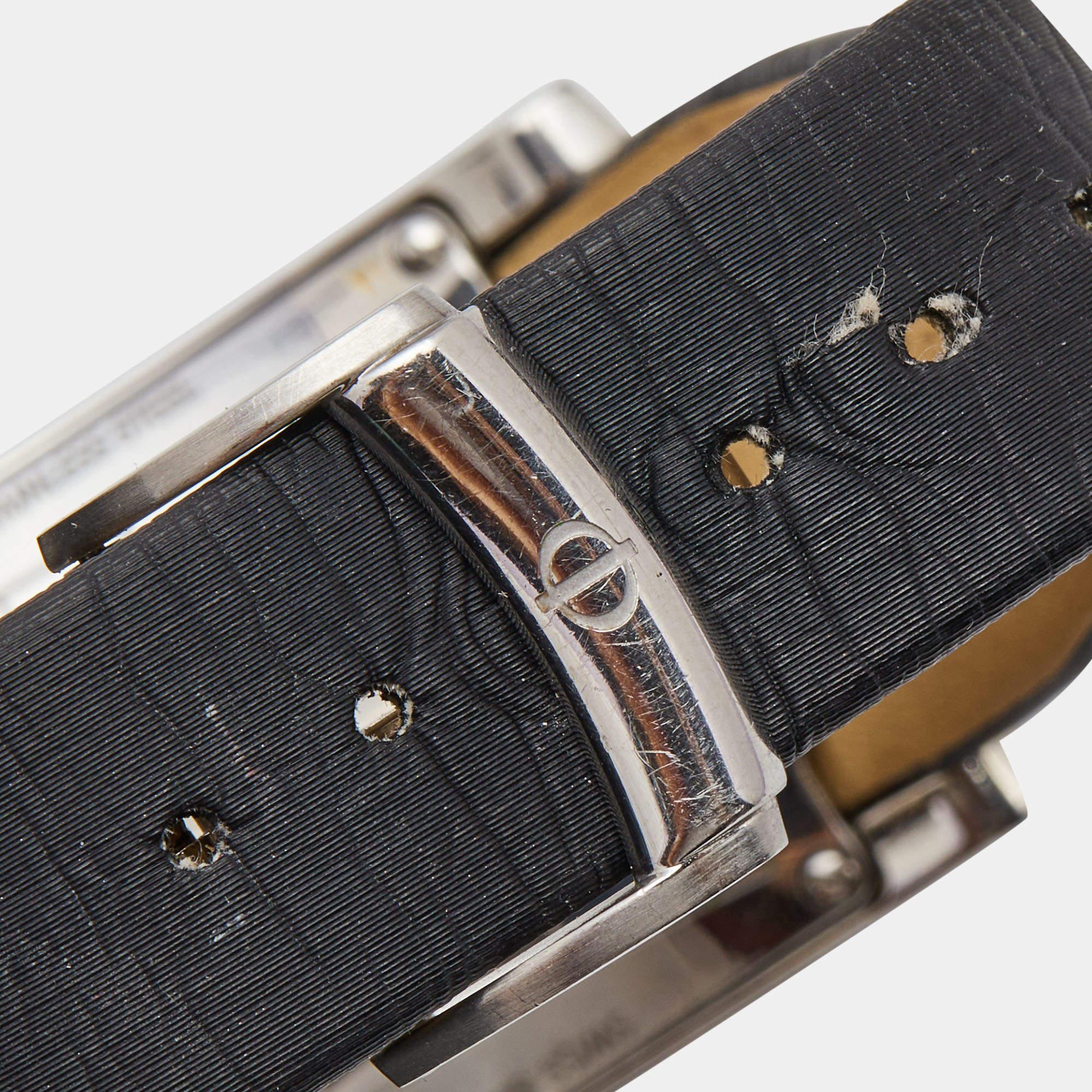 Une montre fabriquée avec soin est la promesse d'un attrait durable, d'un confort tout au long de la journée et d'une valeur d'investissement. Soigneusement assemblée et finie pour se distinguer à votre poignet, cette montre de créateur est un achat