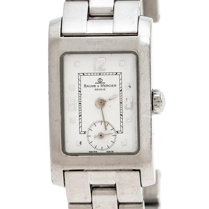 Give your everyday looks a touch of class and luxury with this exquisite Baume & Mercier Hampton timepiece. The watch comes expertly made from stainless steel. The fixed bezel holds a beautiful rectangular dial. The dial is adorned with silver-tone