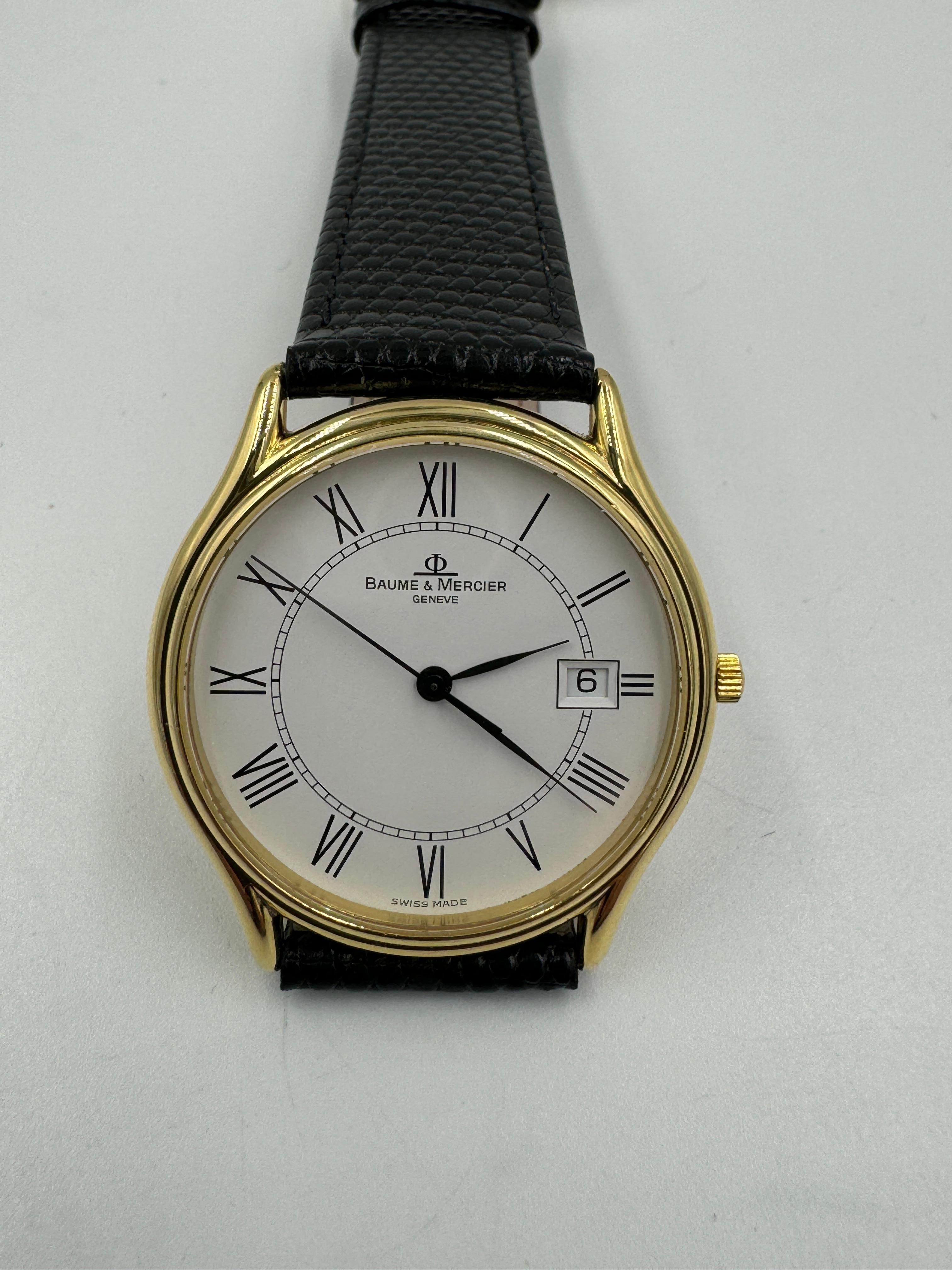 Baume & Mercier Quarz-Armbanduhr aus Gelbgold, um 1980.

In den 1980er Jahren brachte Baume & Mercier eine atemberaubende Quarzarmbanduhr aus Gelbgold auf den Markt, die schnell zu einem Symbol für Luxus und Raffinesse wurde. Dieser mit Präzision