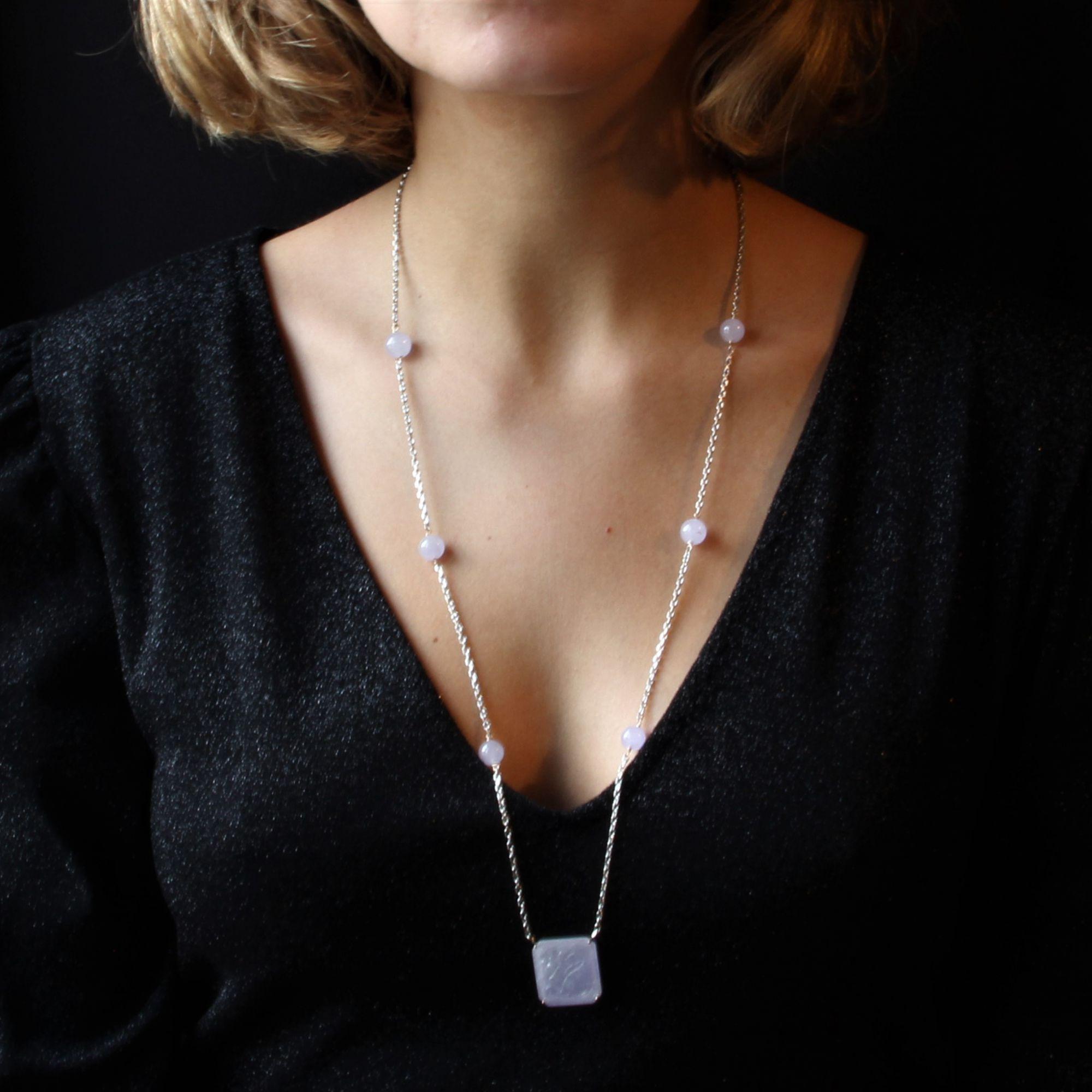 Baume Creation, unique piece.
Necklace in 18 karat white gold, eagle head hallmark.
Long gold necklace, it and formed of a filed convict link chain that retains on the front a rectangular pattern with cut sides in parma jade jadeite and engraved