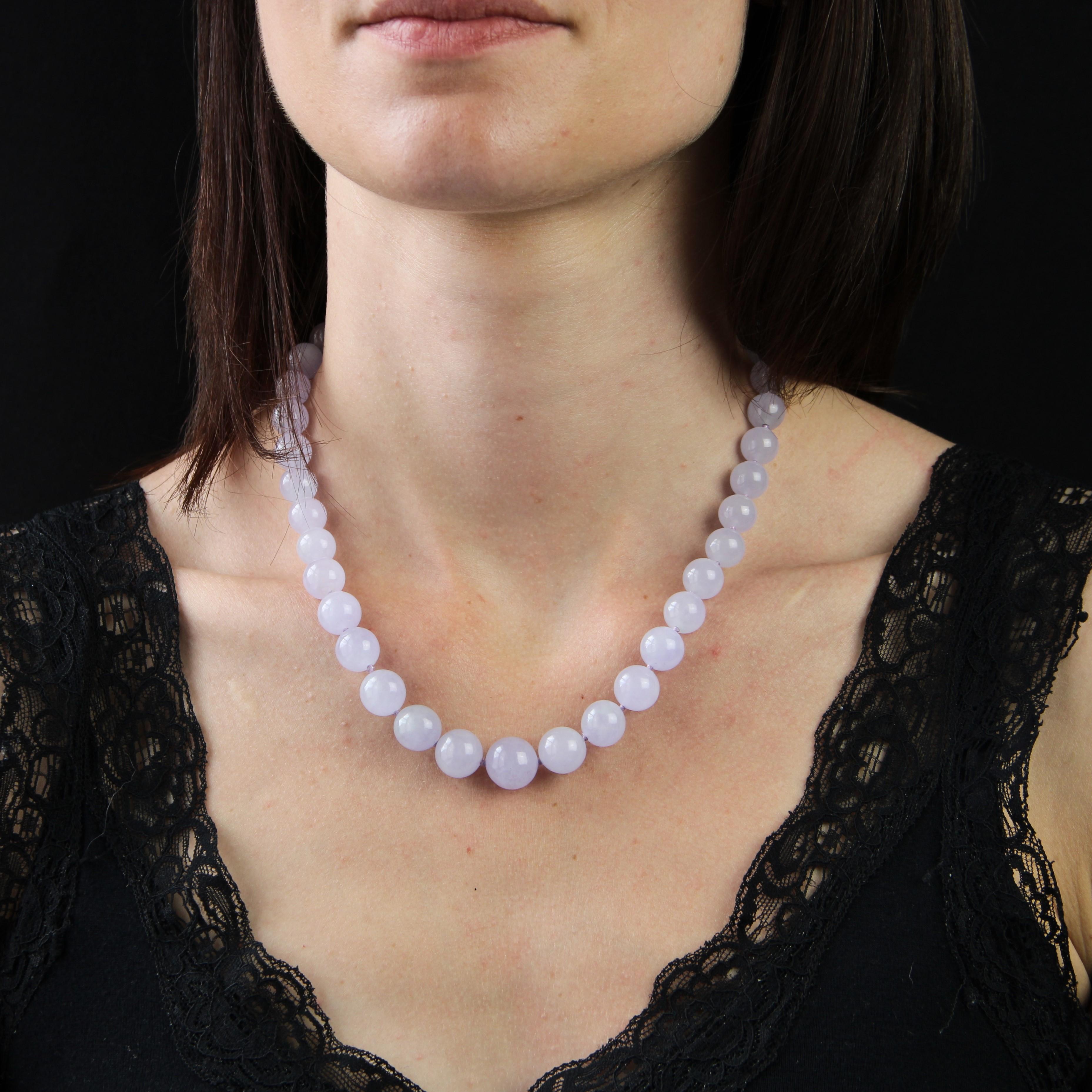 Baume Creation, unique piece.
Necklace made of a fall of round parma-colored jade jadeite beads, featuring a ratchet clasp in 18K white gold bead.
Length : 46 cm approximately.
Beads diameter : 9/9.5 to 13/13.5 mm approximately.
Total weight of the