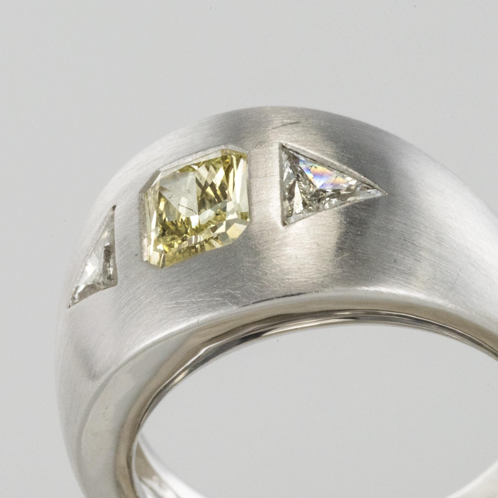 Baume Modern Yellow and White Diamond Polished Gold Ring For Sale 3
