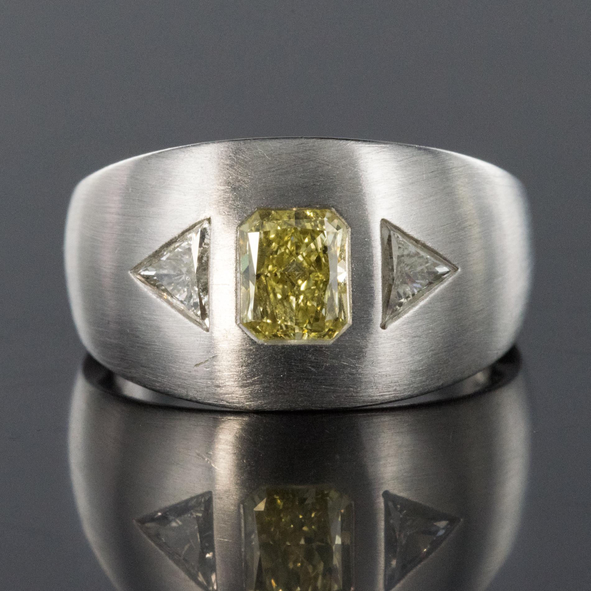 Baume Modern Yellow and White Diamond Polished Gold Ring For Sale 1