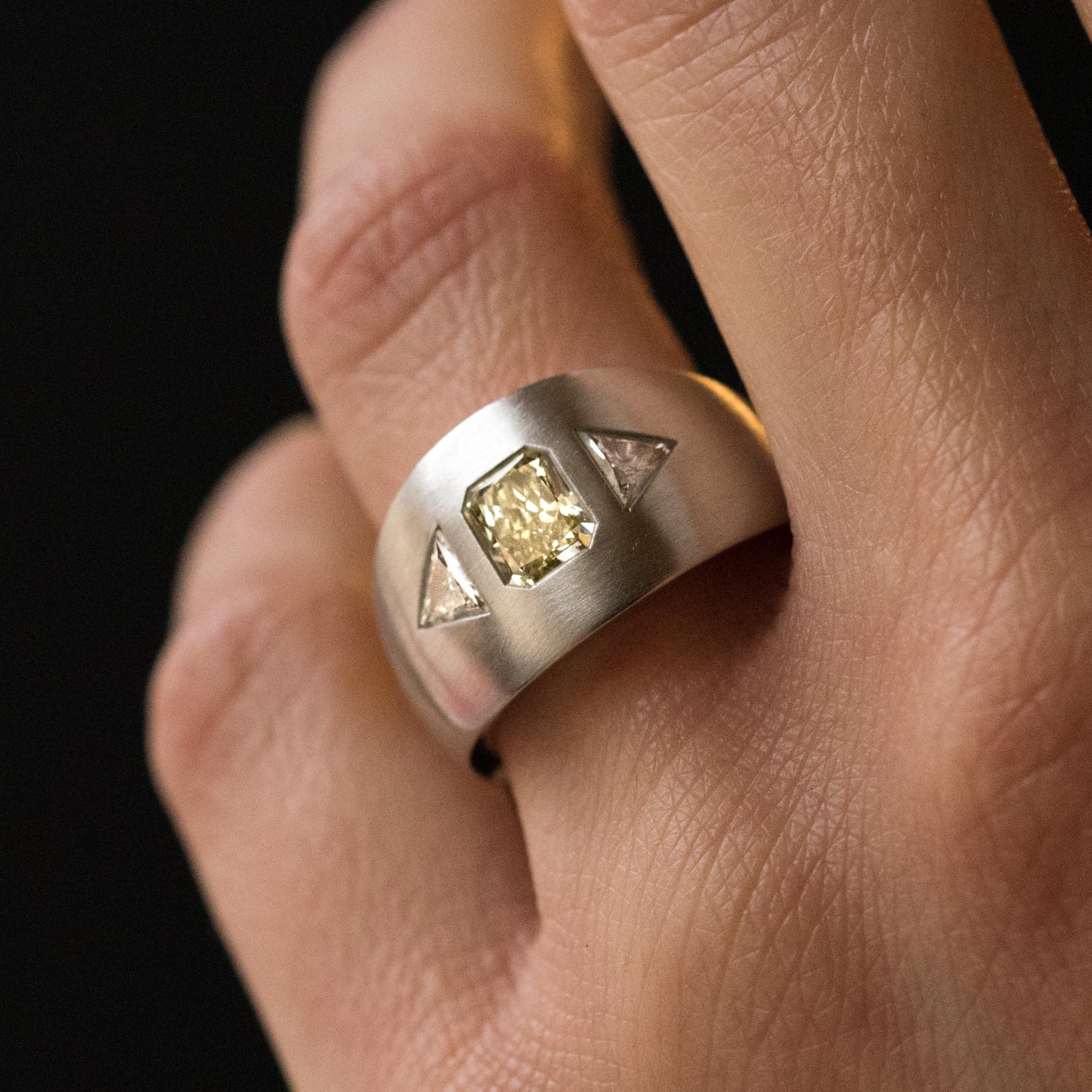 Baume Modern Yellow and White Diamond Polished Gold Ring In New Condition For Sale In Poitiers, FR