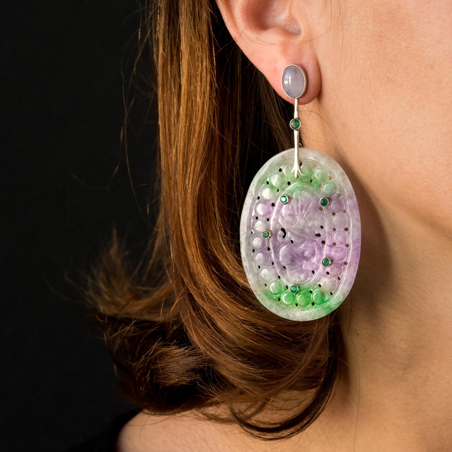 Baume Creation - Unique Piece.
For pierced ears.
Earrings in 18 karats white gold.
Each white gold ear pendant is made of a slightly oval cabochon mauve jade, to which hangs a stem set with an emerald that retains an oval jade engraved, perforated