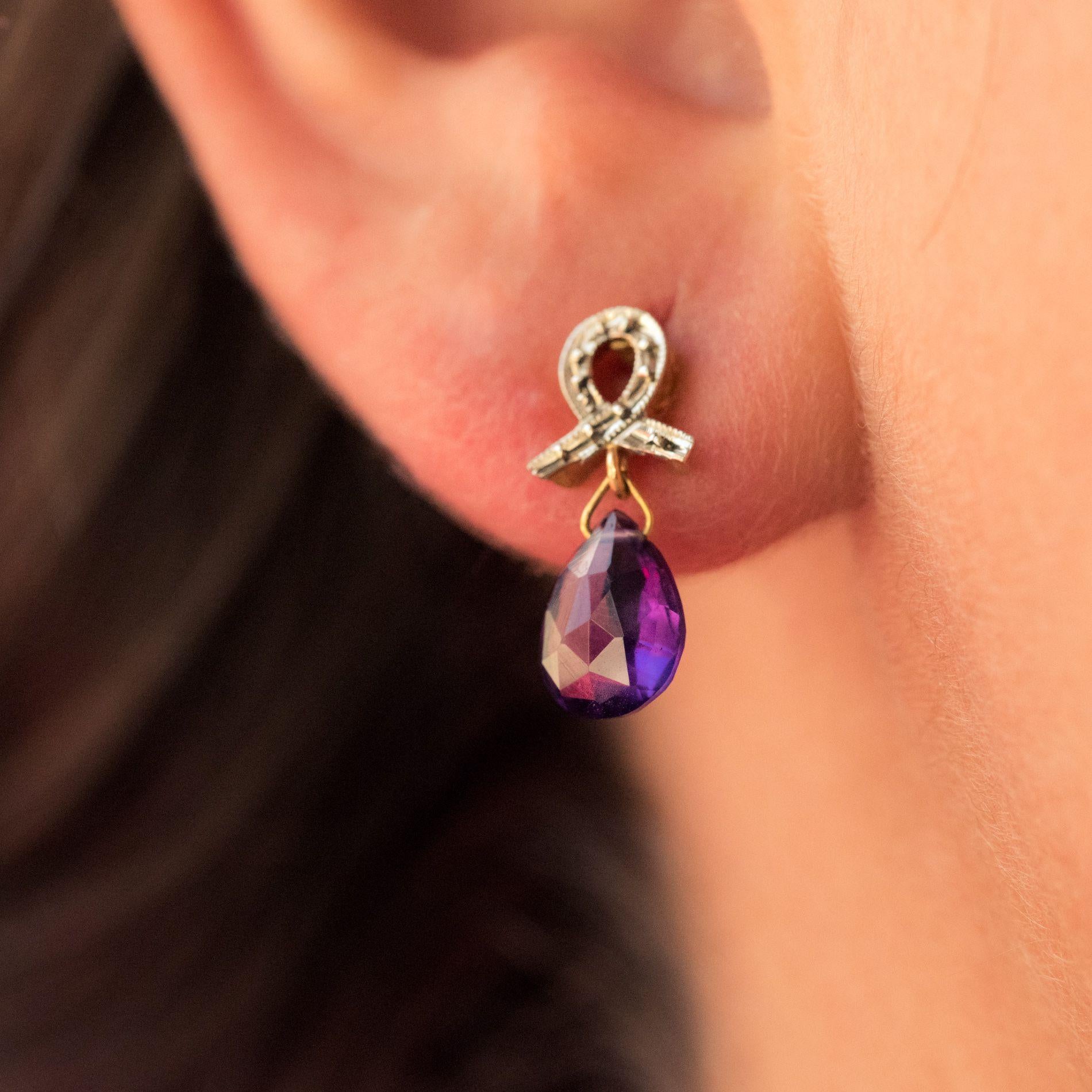 Creation Baume - Unique piece.
For pierced ears.
Earrings in 18 carats yellow gold.
These lovely gold earrings are made of a knot motif emgraved on white gold which holds an amethyst cut in briolette. The clasp is an alpa system.
Height: 1.6 cm,