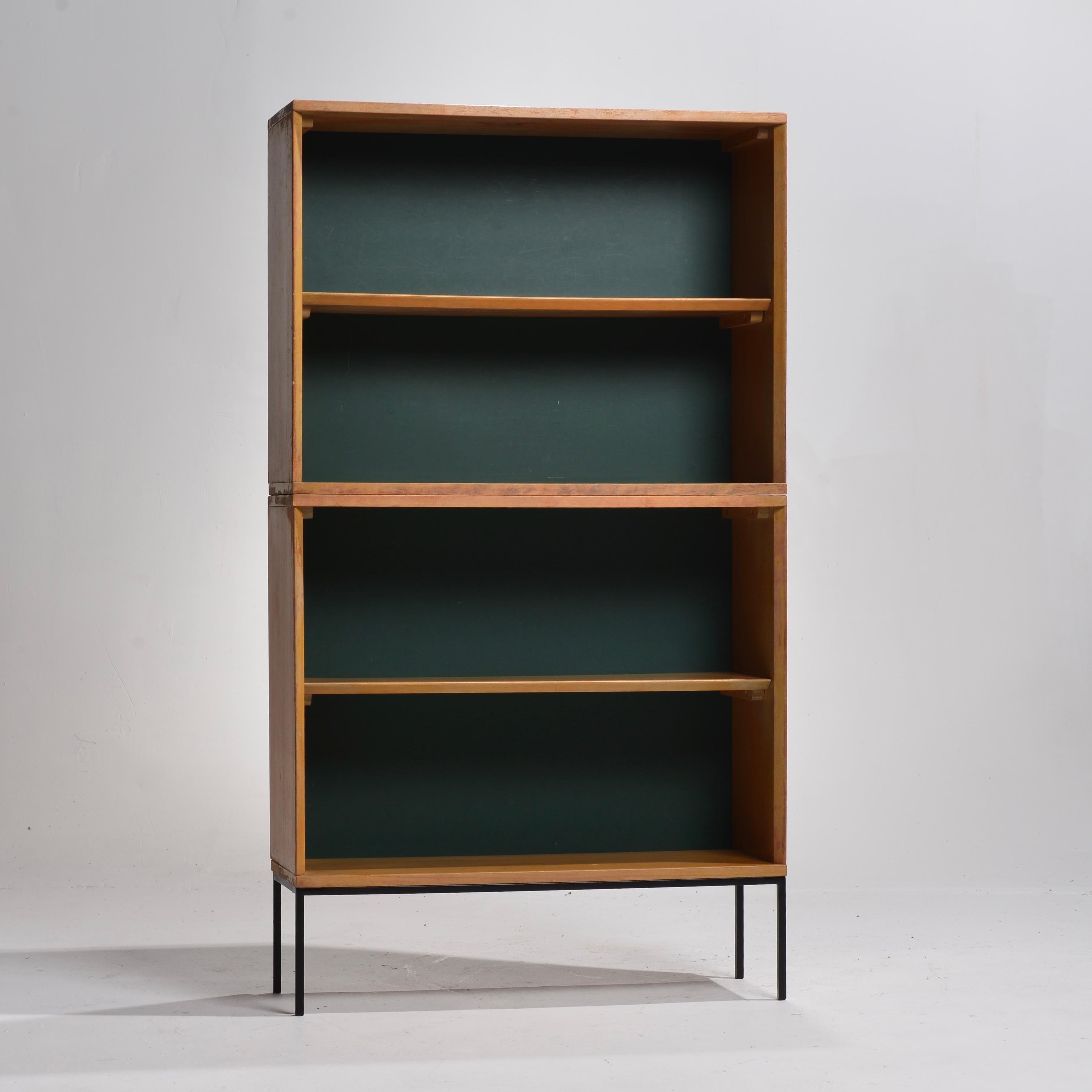 he Baumritter New York Bookcase is a truly iconic piece of furniture that carries with it a rich history and a touch of vintage charm. Originally produced by the Baumritter Corporation, a prominent American furniture manufacturer, this bookcase
