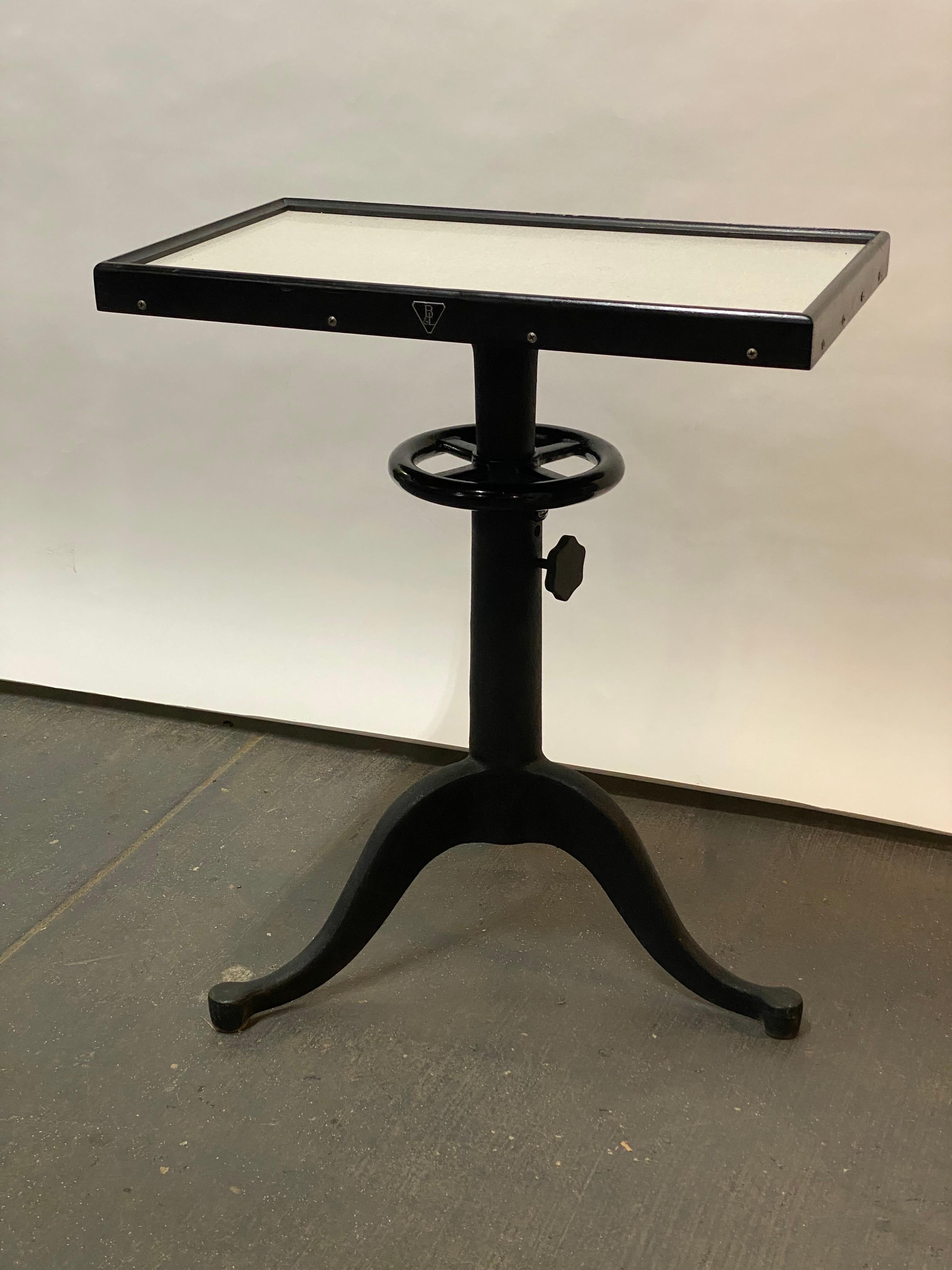 Optometrischer Tisch aus Laminat und Eisen von Bausch und Lomb (Industriell) im Angebot