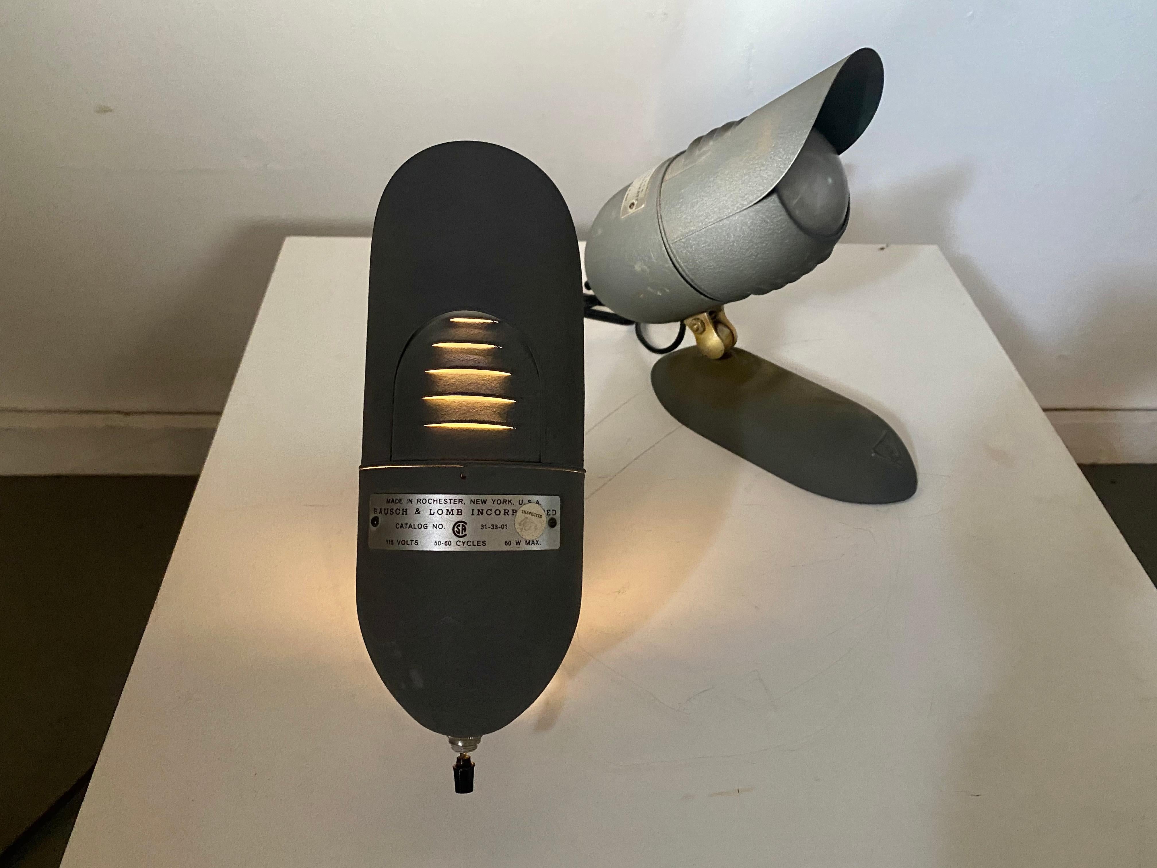 Milieu du XXe siècle Lampe de bureau articulée industrielle Bausch & Lomb, applique moderne du milieu du siècle dernier en vente