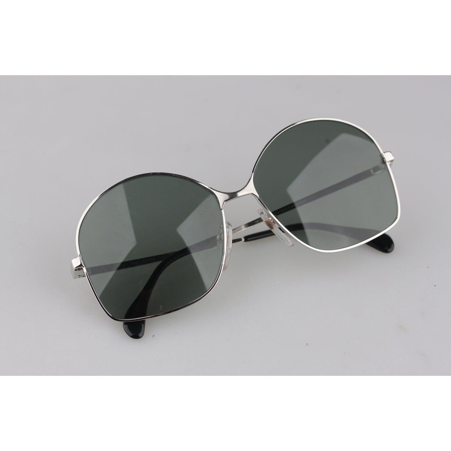 Un raro reperto in ottime condizioni, questi occhiali da sole vintage oversize di Bausch & Lomb sono una straordinaria eco del raffinato design del XX secolo. Il modello 516 (56/14 - 135 mm), realizzato a mano in Germania Occidentale, vanta