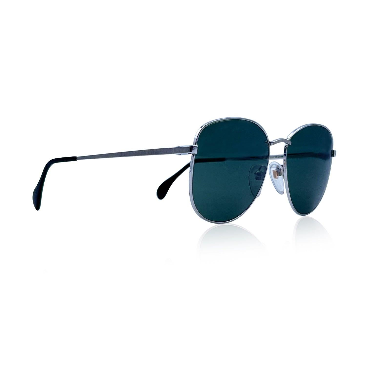 Entra in un mondo di lusso classico con questi rarissimi occhiali da sole vintage in tonalità argento di Bausch & Lomb, un vero capolavoro del design degli occhiali del passato. Realizzati nella Germania Ovest, questi occhiali da sole incarnano