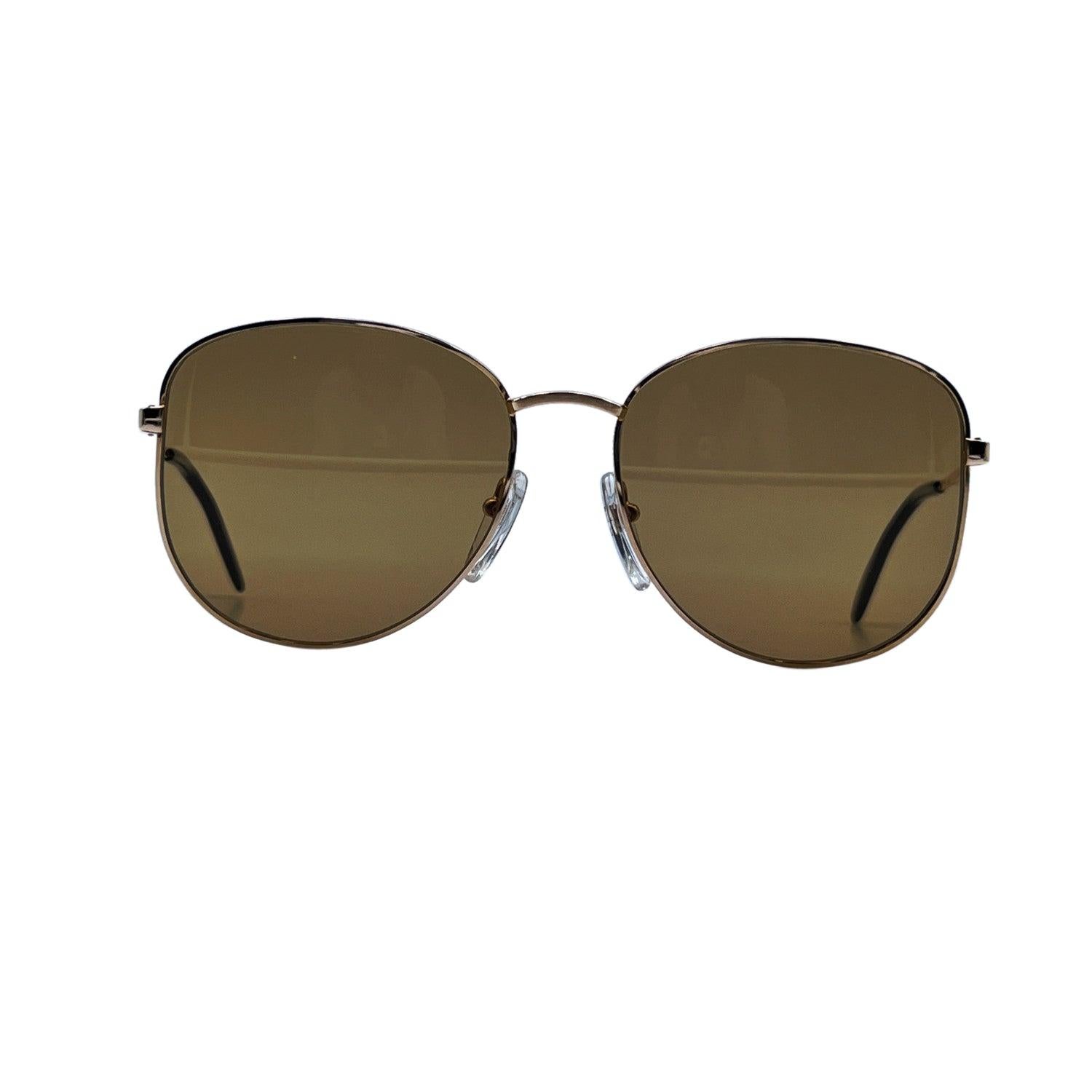 Exceptionnellement rares, ces lunettes de soleil unisexes de Bausch & Lomb sont un véritable témoignage du glamour intemporel et de l'artisanat méticuleux. Fabriqué en Allemagne de l'Ouest, le modèle 512 (56/16 - 140 mm) est doté d'une monture