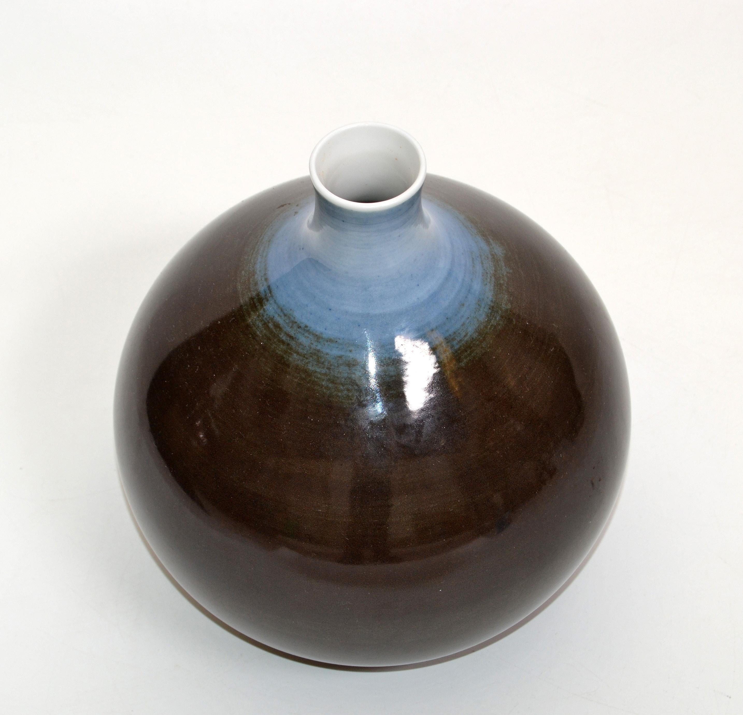 Vase à fleurs en forme de bouton en porcelaine fine émaillée, fabriqué en Bavière par Arzberg Hutschenreuther, Allemagne.
L'ouverture fait 1,13 pouces de diamètre.
Marque de porcelaine à la base.