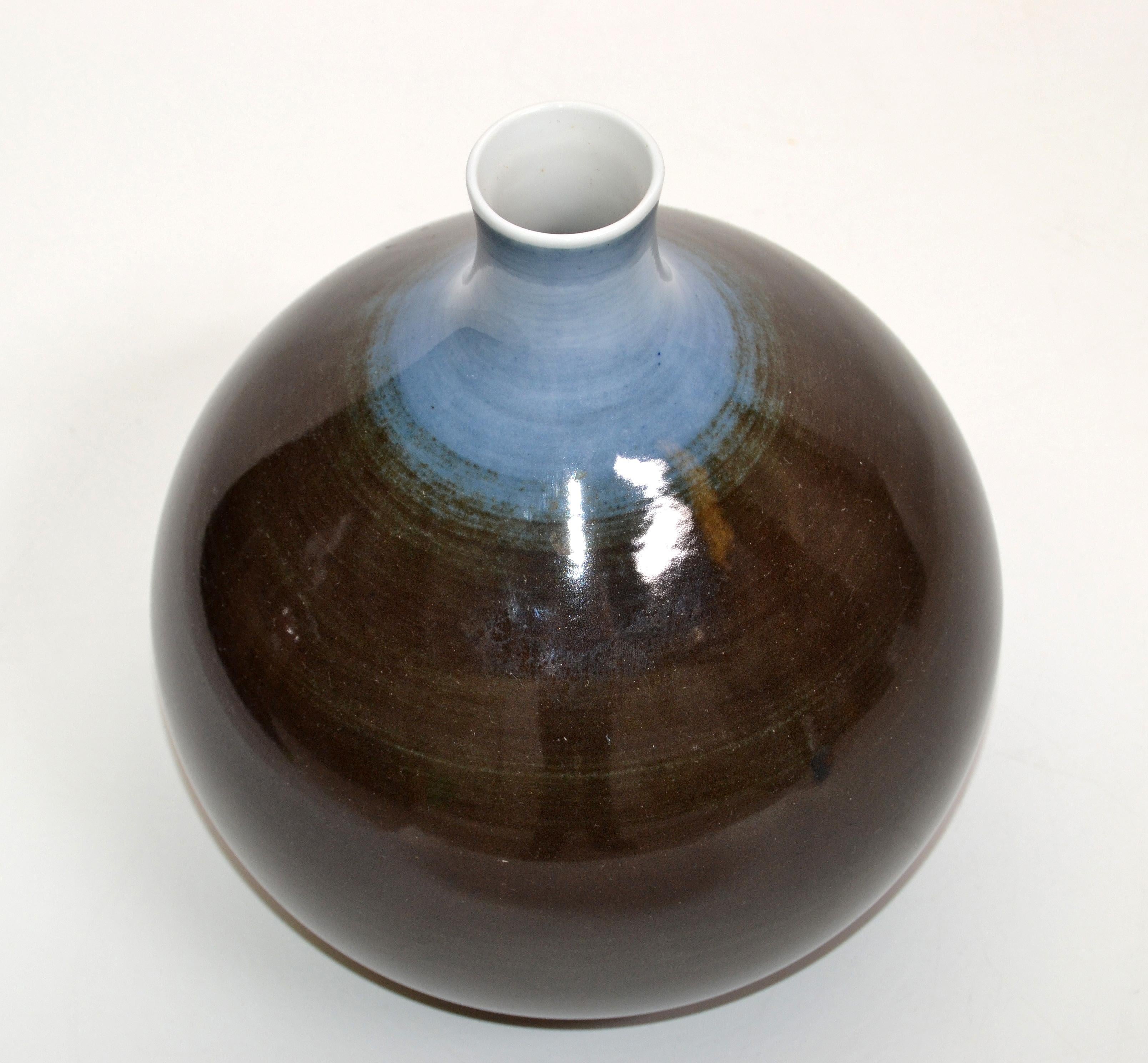 Mid-Century Modern Vase en porcelaine émaillée de Bavaria Arzberg Hutschenreuther noir, bleu et blanc, 1970 en vente